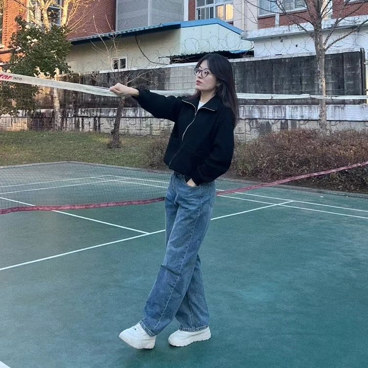 #602데일리룩 편한게 제일 좋아 👍
.
금요일부터 또 춥다는데
일단 저는 12도에선 덥거든요😧
혹시 몰라 #경량패딩 챙겼지만
결국 들고다니고 #니트가디건 에 #반팔
이면 충분했던 어느날 #602dailylook 
.
.
.
#패션스타그램 #패션계정 #패션모델 #옷코디 #옷스타그램 #데일리룩 #ootd #겨울코디 #디스커버리 #글림퍼 #예일 #안경스타그램