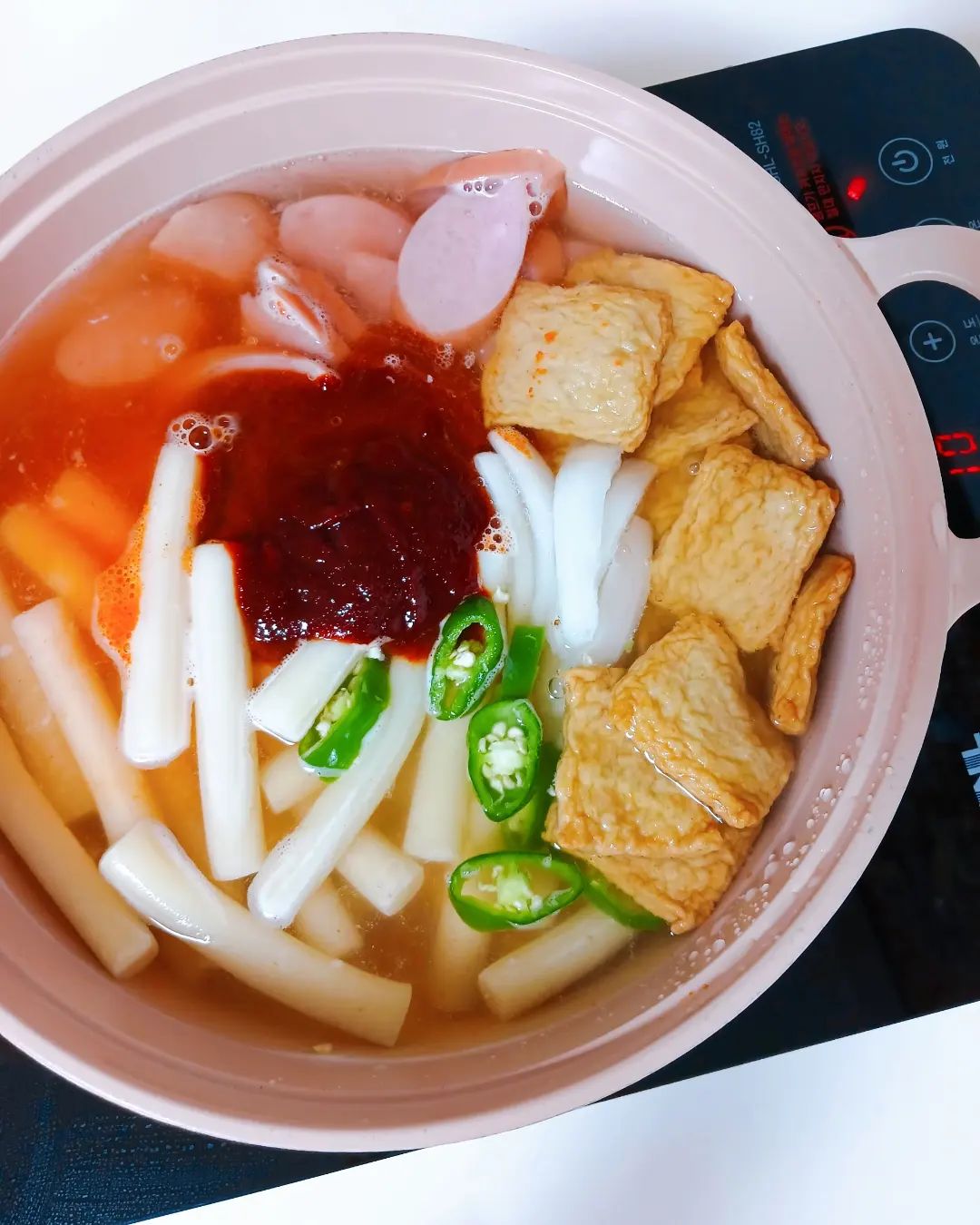 #협찬 #올바르고반듯한 #원조시장떡볶이 #원조국물떡볶이 #올반 #신세계푸드 #간식 #떡볶이 #국물떡볶이 #떡볶이밀키트 #밀떡볶이 #쌀떡볶이 #셀러뷰 

떡볶이 넘 좋아하는 우리♡
집에서도 간편하고 맛있게 떡볶이 맛볼수있는 올반 원조시장떡볶이! 찰진 쌀떡볶이, 말랑말랑 밀떡볶이 둘다있으니깐 싸우지말아요!^-^* 2가지 고춧가루 사용해서 맛있고 깔끔한 매운맛, 거기에 제대로된 진짜 부산어묵이라 떡볶이 더맛있게해준다능! 집에있는 햄도 추가하고 주말아침 끓여먹는 떡볶이♡ 무슨설명이 필요할까요? 매콤달달쫀득 맛있다ㅎ
국물 떡볶이  https://brand.naver.com/ssgfood/products/9274234023
시장 떡볶이  https://brand.naver.com/ssgfood/products/8861208000