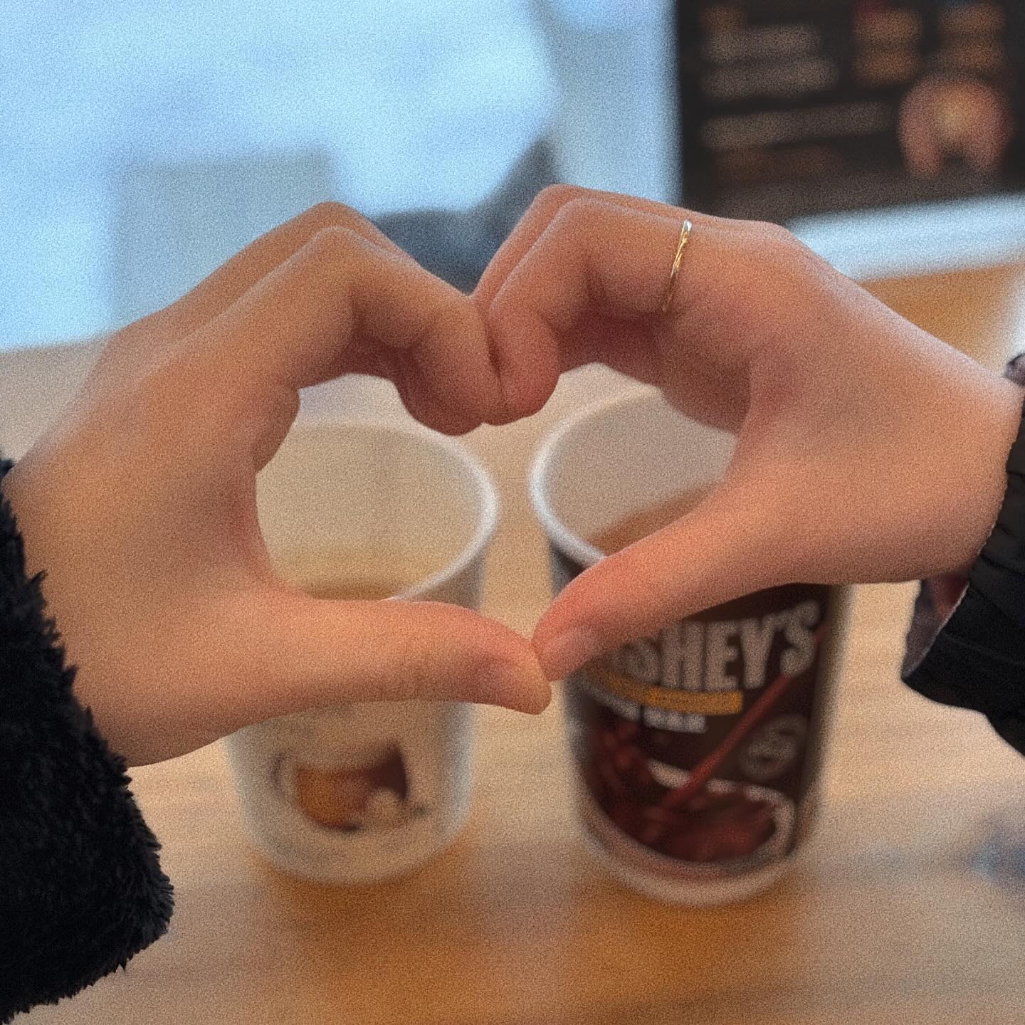 ⠀
⠀
⠀
⠀
☕️
습관처럼 들어가서 아무렇지 않게 테카웃하고 - 몇번 빨면 얼음만 남는 카페 이용 🫠 줄이려고 의식하고 있어요 !
⠀
딸이랑 편의점 창가에 앉아서 따듯한 커피랑 핫초코 마시니까 기분이 색다르고 재밌더라고요 ! 😊
⠀
⠀
⠀
근데 아직은 카페줄이기 쉽진 않아요 🥲 거의 뭐 요즘 길거리 열걸음마다 유혹 하는것 같아요 🤣
⠀
⠀
⠀
#instadaily #daily #follow4follow #f4f #likeforlikes #instaphoto #selfie #love #iphone15 #아이폰15핑크 #럽스타그램 #가족스타그램 #육아맘 #초등맘 #딸스타그램 #일상 #반려인 #맞좋 #맞팔 #좋테환영 #소통