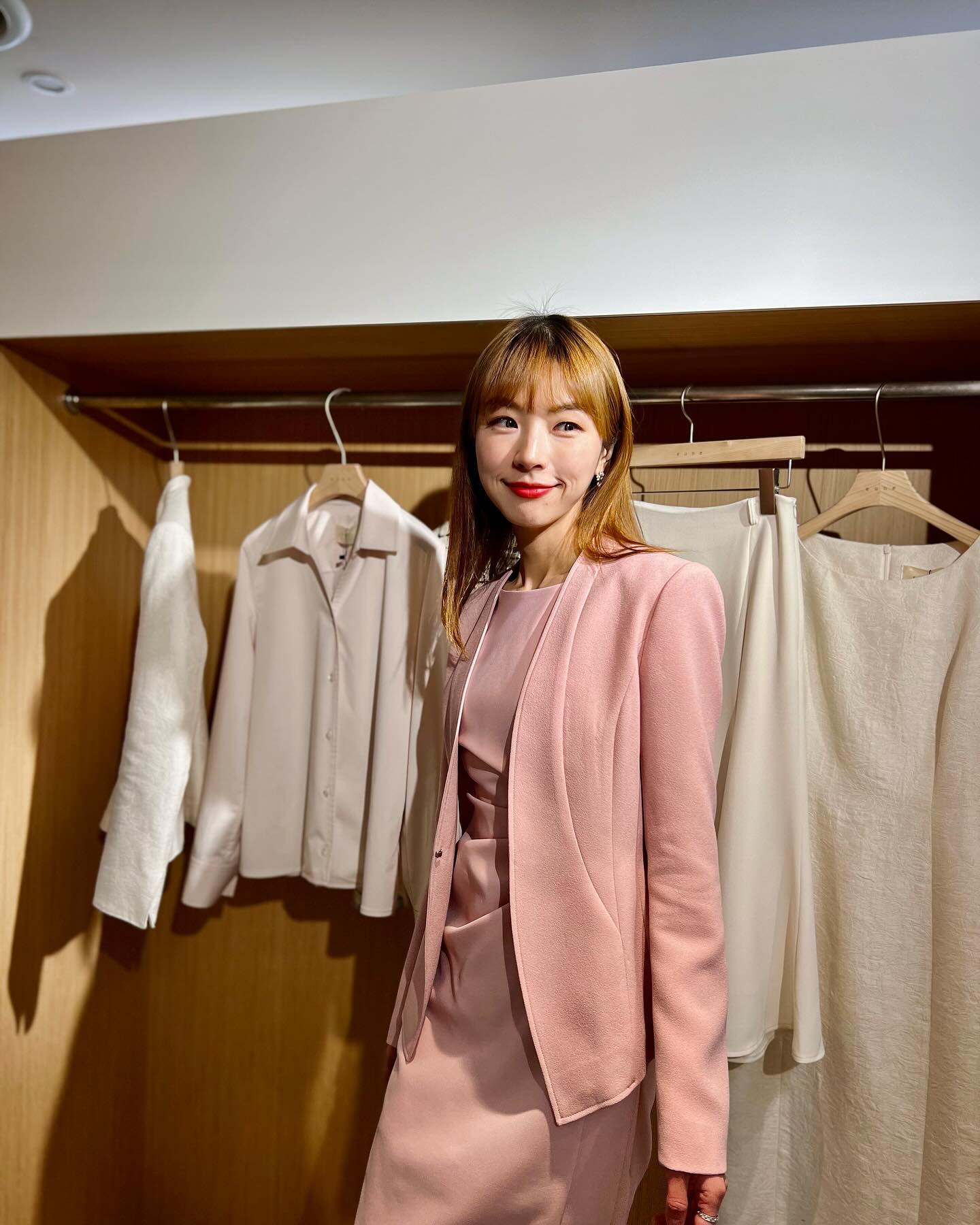 2024 센트럴 으네 프로젝트 OPEN!
1월 한달간 고속터미널 센트럴시티 1층에서
으네를 만날 수 있어요!!!❤️
사진으로 봐도 매력적이지만
입어보면 더 빠져드는 으네☺️

오늘 입어본 착장은 다음 릴스에!!!☺️

eune_kr 

#실물으네 #센트럴으네

#으네드레스 #dailylook #ootd #옷스타그램 #팝업스토어 #디자이너브랜드 #오늘뭐입지 #출근룩 #정장코디 #모임룩 #하객룩 #데이트룩 #셔츠코디