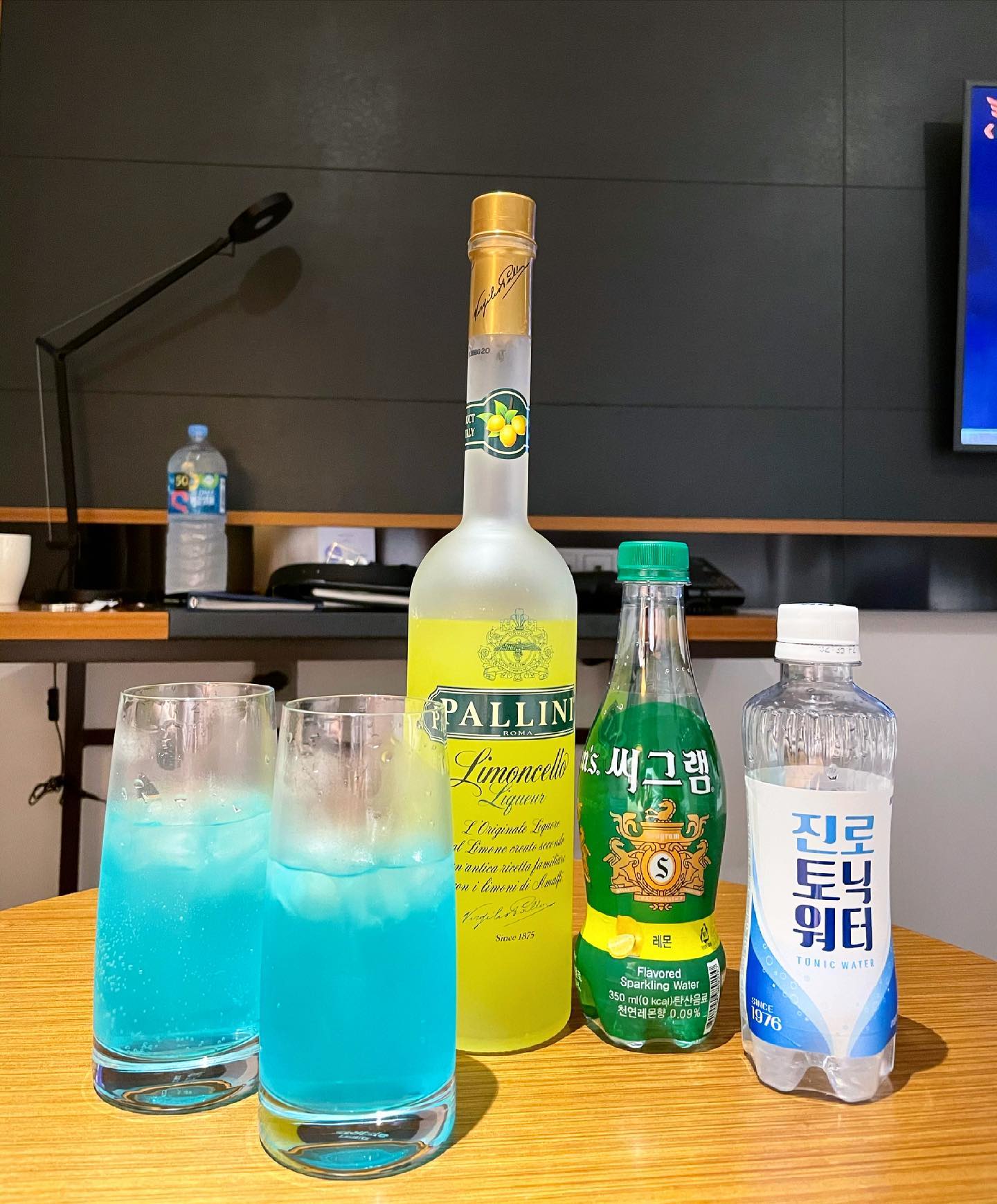 #리몬첼로 #칵테일
#리몬첼로칵테일 꿀조합으로 만들어먹기

🍋리몬첼로 + 토닉워터
🍋리몬첼로 + 탄산수
🍋리몬첼로 + 레몬에이드 + 토닉 

조온맛😋