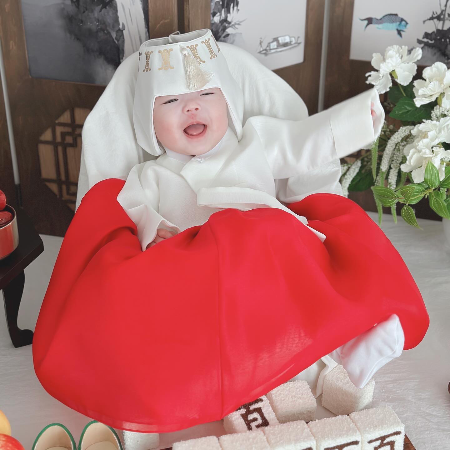 D+100

너무 신나 백일떡을 발로차버린 아현🤣

#협찬
비바티 프리미엄 전통 백일상⛧

색동은 액을 막고 행복과 무병장수를 기원하는 의미를 담고있어 예로부터 선조들은 명절이나 잔치 때 아이들에게 색동 저고리를 입혔다고 해요ෆ

전통의 멋이 있고 하나하나 의미가 가득한 소품들.ᐟ

ෆ십장생도 전통 병풍ෆ
생명이 장구하다는 불로장생의 상징

ෆ맨드라미 부케조화ෆ
입신출세 의미

ෆ라넌큘러스 미니조화ෆ
행복을 의미

ෆ달항아리ෆ
건강과 안녕, 소원을 빌어주는 의미

ෆ쌀+엽전ෆ
식복과 재물복 의미

ෆ자개함,실타래,솔방울,대추ෆ
희망과 행운 상징, 행운과 장수를 축원하는 의미

원단부터 색감까지 직접 골라 제작한’자체제작한복’& 백일상의 멋을 더해주는 자체제작 ‘십장생도병풍’이 있는 비바티의 전통백일상과 함께 좋은 추억 남겼어요🤍

Thank you 🏷️ vivaty_table