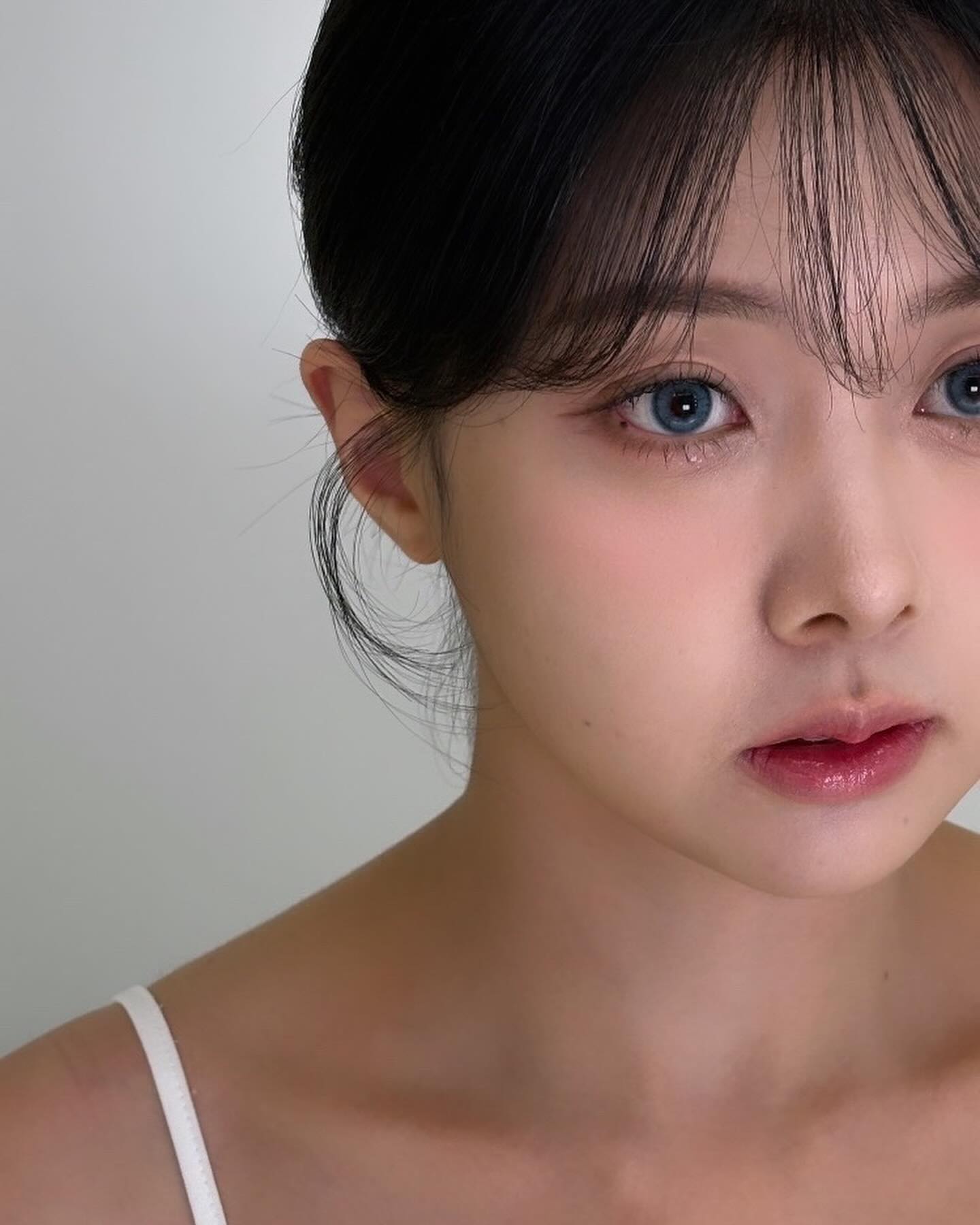 갑자기 엄청난 얼빡샷 ,,👀
-
𝑆𝑖𝑙ℎ𝑜𝑢𝑒𝑡𝑡𝑒2 𝐵𝑙𝑢𝑒 𝐺𝑟𝑎𝑦
쨍하고 맑은 블루빛에 그레이 테두리 그래픽이
조화롭게 섞여 바다색이 떠오르는 실루엣2 블루그레이 🐬
화려한 메이크업에도 찰떡이였다고 한다∘∘∘🩵
lensvery_official 
-
#광고#협찬#렌즈베리#실루엣블루그레이#렌즈추천
#블루렌즈#컬러렌즈#렌즈픽업#원데이렌즈#렌즈리뷰