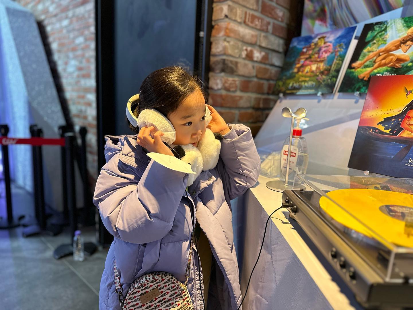 방학식날 위시 영화시사회 보러 용산으로 고고!!
운전 못 하는 엄마지만 ㅠㅠ 감기 걸린 아이들을 위해 용기냈다...ㅋㅋㅋ

예고편 볼 때부터 아이들이 좋아할 거라 생각했지만
예상보다 더 더 더 많이 좋아했던 우리 아이들❤️❤️

마지막에 나쁜 놈 때문에 오열한 우리 아들 
일기장에 무려 4장 분량으로 이 날의 일기를 쓴 우리딸

엄마는 너희가 너무 사랑스럽다❤️❤️❤️

#위시 #디즈니 #위시시사회