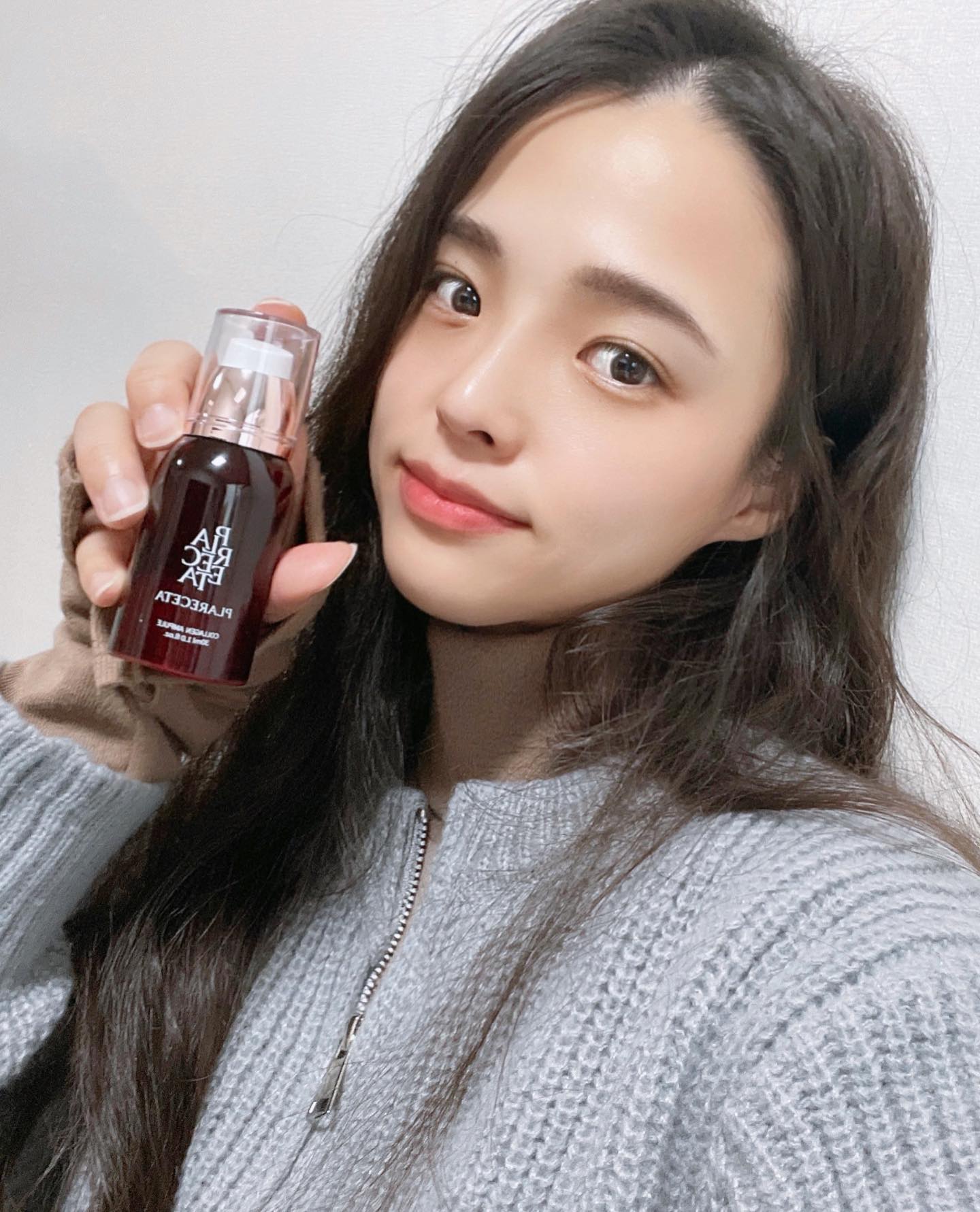 #협찬
⠀
⠀
⠀
오니맘이 소개 해드리는
보니앤제이 마지막 제품은
플라레세타 콜라겐 앰플이에요💓
⠀
3개월간 보니앤제이 서포터즈를 하면서
다양한 제품을 사용해봤는데
하나도 빠짐없이 정말 만족감이 높았고
사막같이 건조한 제 피부가 촉촉해지고
환해졌다는걸 느끼는 요즘이네요👍
⠀
⠀
플라레세타 콜라겐 앰플은
태반추출물 6%가 함유된 고영양 앰플이고
8중 히알루론산으로 하루종일 촉촉한 수분감을
유지해줘요 .ᐟ
⠀
저는 저엉말 발림성 중요하게 생각하는 사람인데
끈적임 없고 바르면 착 감기는 느낌으로
바로 흡수되버리고 촉촉함만 남아요
⠀
건조한 요즘 정말 딱이에요ღ'ᴗ'ღ
⠀
⠀
쫀쫀하고 촉촉한 느낌 좋아하시는 분이라면
너무 만족 하실거라고 생각해요✨
⠀
⠀
마지막까지 너무 좋은 제품이라
서포터즈 끝내기 아쉽네요🥹🥹
3개월동안 너무 행복했어요 보니앤제이🤍
⠀
⠀
⠀
⠀
ෆThanks to💌 bonnyandj_official
plareceta_official
⠀
⠀
⠀
#보니앤제이 #태반화장품 #플라레세타콜라겐앰플 #플라레세타 #콜라겐앰플 #화장품추천 #앰플추천
⠀