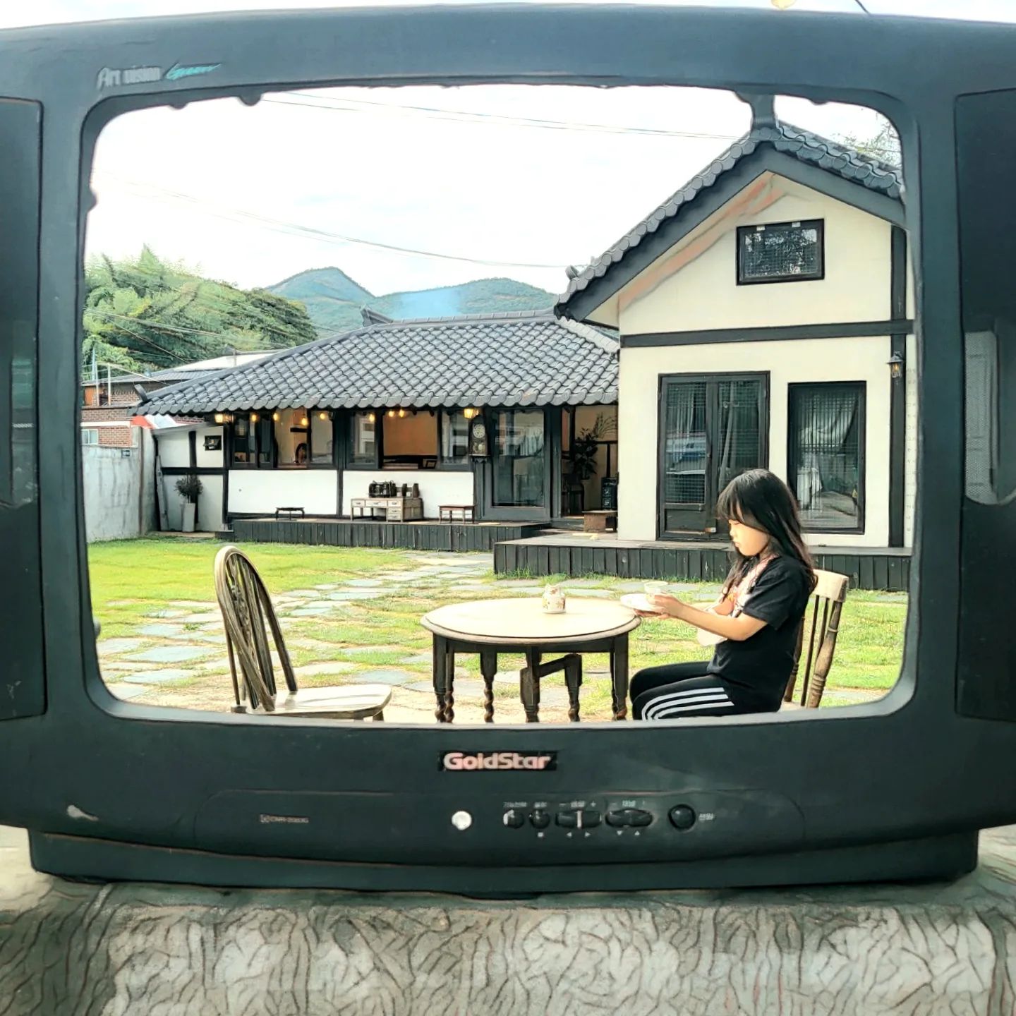 2주전,
남해 상주은모래해수욕장 캠핑장에 캠핑갔는데... 걸어서 가기 딱 좋은 느낌있는 카페 두군데나 알게 되어 1일 2카페투어🤎
두군데 모두 커피가 맛나서 엄빠두 행복하고, 에이드도 넘 맛나서 예린이가 행복했던 날🥰🥰 
.
또 가자👨‍👩‍👧