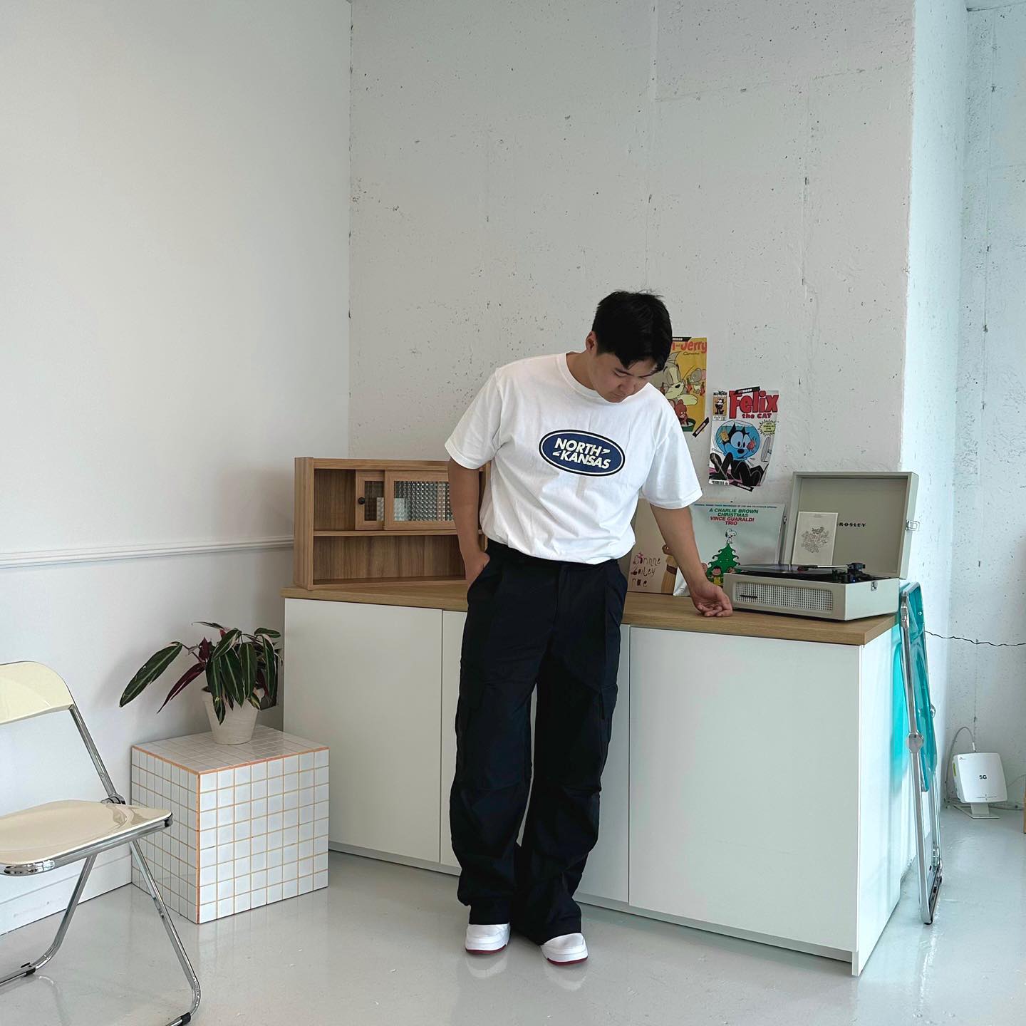 #협찬 

오늘 소개해드릴 제품은
#인터섹션 의 #파라슈트팬츠 입니다!

일단 제가 평소 입던 와이드핏이라 너무 마음에 들었어요!
(와이드 핏을 도전해보시는 분들도 부담스럽지 않는 여유로운 와이드, 스트레이트 실루엣이라 충분히 이쁘게 코디하실수 있으실거에요!😀)

일단 이 팬츠의 제일 큰 장점은 소재라고 할 수 있는데요
고시감 있는 C/P 패브릭으로 강한 내구성과 단단한 터치에요!

또한 멀티 포켓 디테일과 입체적인 무릎 파라슈트 디테일이 너무 마음에 들었어요!
(바지에 이런 포켓하나 있으면 스트릿한 코디와 힙한 코디를 같이해주기 너무 좋아서 아주만족스럽답니다)

소재도 너무 두껍지도 않아서 봄, 가을에 입기 딱 좋을것 같고, 특히 보통 이런팬츠들은
허리소재가 밴딩으로 나오는경우가 많은데 후크식이라 너무 깔끔해보이게 좋았어요

이번 가을 코디는 인터섹션과 함께 C/P 파라슈트 팬츠 어떠세요?

#파라슈트 #카고바지 #카고팬츠 #데일리룩