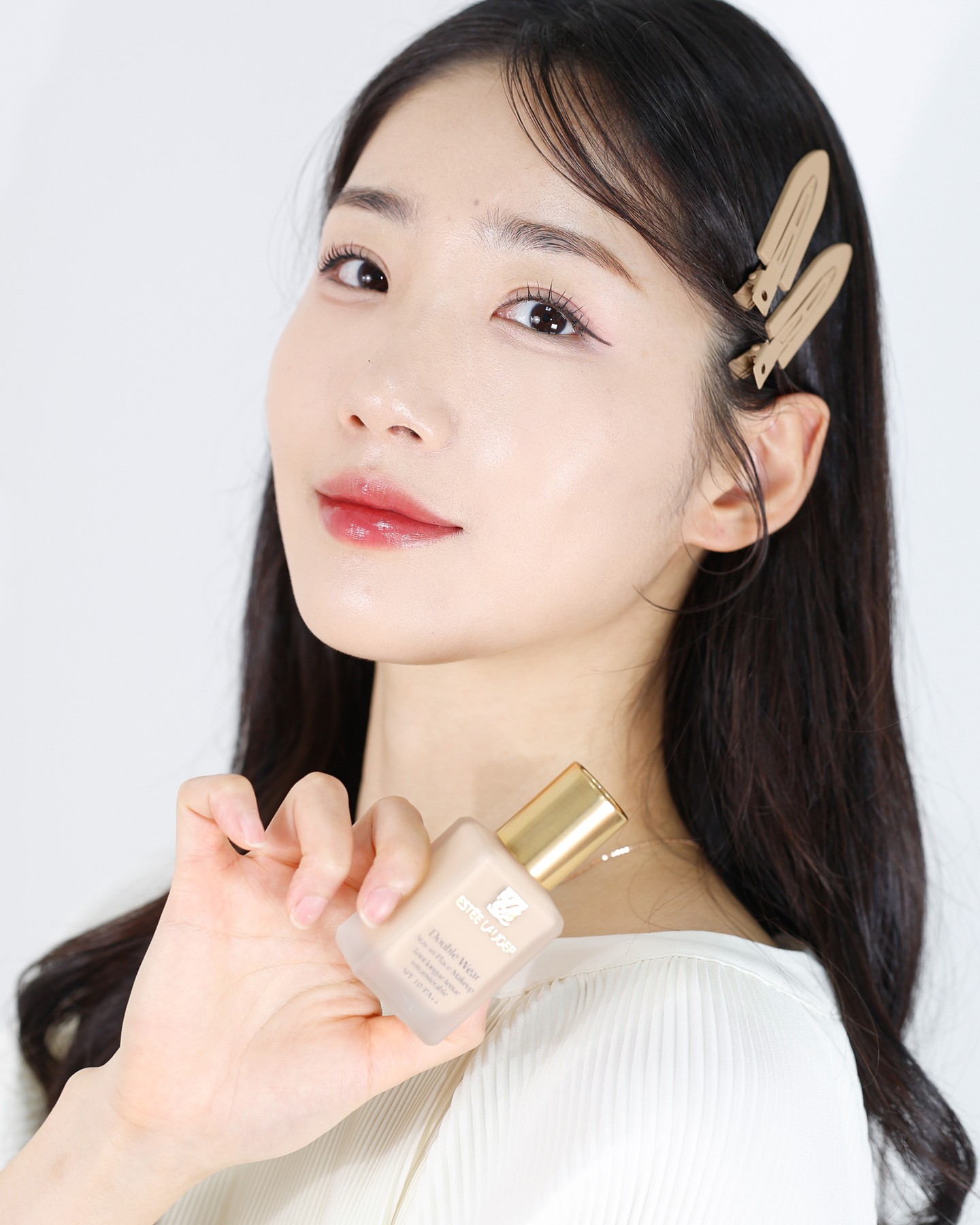 #제품협찬 esteelauderkr 

올 겨울도 함께하게 된 #에스티로더 #더블웨어파운데이션 . 역시 피부 표현하면 #더블웨어 죠 (❁ᴗ͈ˬᴗ͈)⁾⁾⁾

24시간 초밀착 에어리 파데로 아침부터 저녁까지 깔끔하게 - 한 번의 터치로도 결점없이 완벽한 피부를 완성해주는 커버력까지, 저는 19가지 색상 중 2C0 쉐이드를 사용했어요.

헤어핀으로 머리를 깔끔하게 고정한 후 스파츌라로 파운데이션을 얇게 펴바른 후 스펀지로 톡톡- 두드리면 예쁜 피부표현 완성 ! 참고로 고정력, 픽싱력이 강한 지속력 좋은 파데이니 스파츌라 - 스펀지를 좁은 범위로 빠르게 톡톡 ! 해주는게 포인트예요. 이렇게 하면 결점없는 피부결 쉽죠 -

�역시 파운데이션은 에스티 로더 😎

✔️ 에스티 로더 네이버 브랜드 스토어에서 더블웨어 구매 시 스파츌라 + 헤어핀 2pc + 스펀지 증정 이벤트 진행 중 (네이버 단독 구성)

#베이스히어로 #더블웨어크루