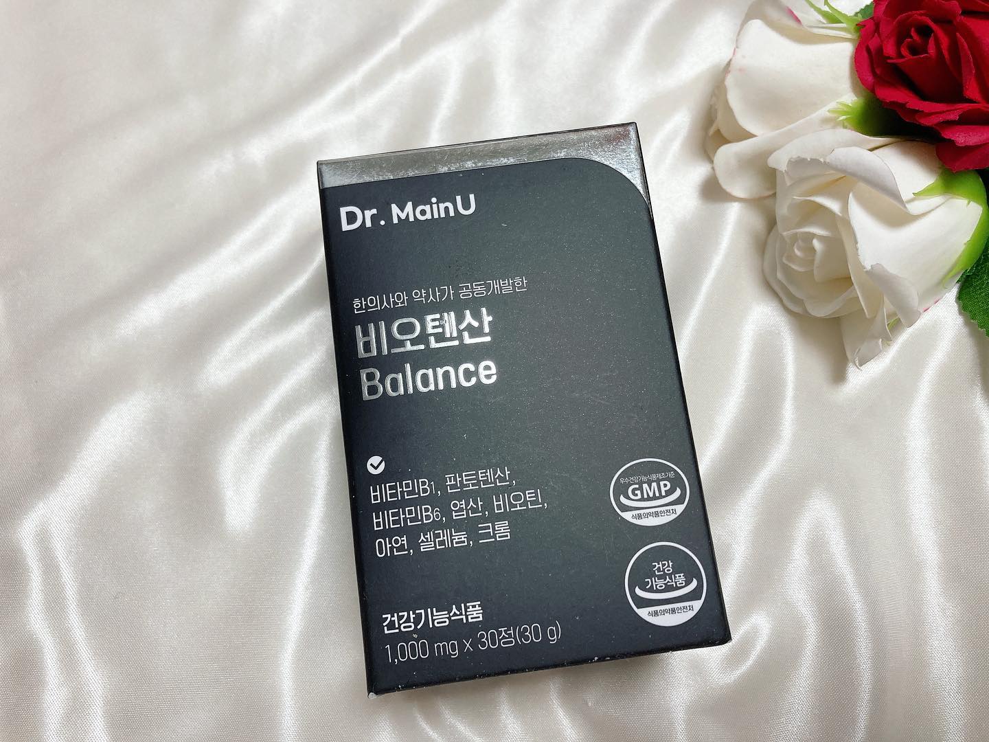 #협찬 dr.mainu #닥터메인유 #비오틴
머리카락이 힘도 없고 색깔도 점점 연해지고
빠지기도 많이 빠지는게 고민이라
먹기 시작한 비오틴

환 형태도 먹어보고 이것저것 먹어봤는데
그냥 물로 삼키는 알약 형태로 되어 있는게
가장 간편하고 좋더라고요ㅎ

닥터메인유는 이번에 먹기 시작한건데
하루 단 한 알만 먹으면 끝이라
간편함의 끝판왕이에요

여행 갈 때도 한 줄씩 빼가면 되어서 추천
#모발관리 #맥주효모 #뷰티 #비오틴비타민 #협찬 #원피스 #악세사리  #판토텐산 #두피영양제 #모델 #모발케어 #고함량비오틴 #모발영양제
