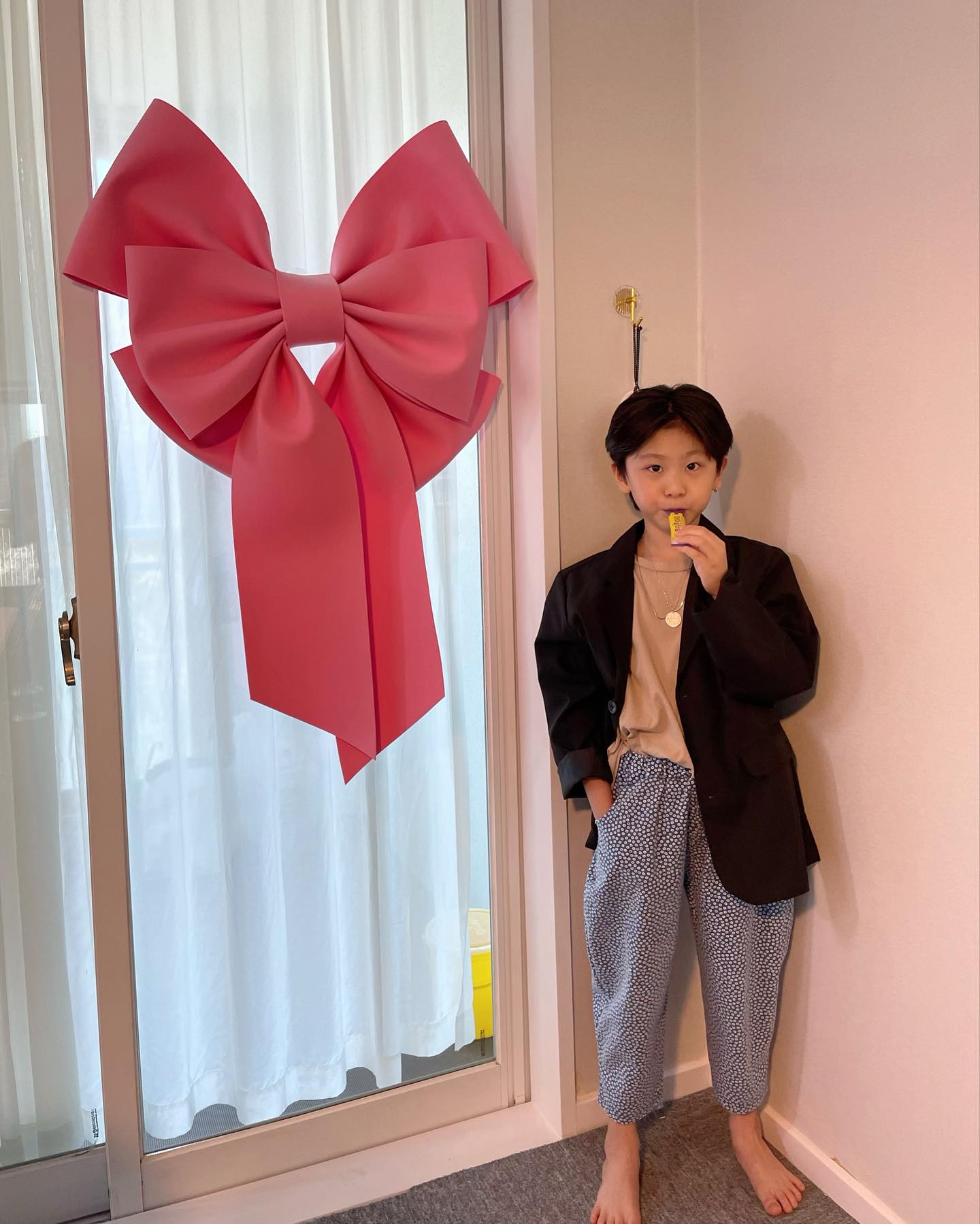 #유료광고 

🧤요즘날씨 집에 있기 싫은 날씨이지않나요? 

👉 icletime 에서 제품제공해주신 [더 완벽해진 배합, 과학적 맞춤 설계로 새롭게 업그레이드 된 이제훈의 아이클타임]입니다
감사합니당 🎁

▫️아이클타임 모르면 간첩이죠? ㅋㅋㅋ
후야도 계속 먹다가 서후아가씨도  먹어야되나싶습니다😛
아이들 키성장은 누구도 모르는일이잖아요
요즘 시대 키작은것보다 늠름 늘씬한 몸매가 더 👍👍👍
아이가 키작은것만큼 속상한 일 없잖아요 ㅠ
지금은 또래보다 크지만  나중에도 커줄지 누구도 모르죠 

▫️- 기존에는 박스가 커서 부담스러웠는데, 이번에 패키지가 새로워지고 가벼워져서 보관하기 더 쉬워졌어요
저희는.옛날화이트퍼플시즌때부터 먹었거든요 ㅋㅋ
신뢰가는 배우, 이제훈이 광고하니 더 눈이가요눈이가😂😂😂

▫️- 아이클타임을 오래 먹였는데, 이번에 아이클타임, 밸런스타 모두 업그레이드가 되면서 더 좋아졌다.
(기존: HT042(키성장에 도움이 되는 원료) + 홍삼 (면역력, 두뇌건강) / 업그레이드 : HT042 + 홍삼 + 칼슘 (뼈건강, 치아건강)👍👍👍

▪️대한민국 1등의 이유있는 자신감으로 그 누구도 이루지 못한 기록을 써내려가는 아이클타임!
▪️79만 명의 부모님이 선택한 키성장 건강기능식품, 1초에 1포 판매, 82% 재구매율
▪️국내최초 식약처에서 키성장 기능성 인정받은 주성분 HT042(황기추출물등복합물).
▪️안정/정직 식약처 인정 GMP 제조한 안전한 제품으로 키성장부문 1위 17관왕 (품질만족도 4년연속 / 소비자평가 4년연속 1위) - 면역력과 두뇌건강에 좋은 국내산 6년근 홍삼과 칼슘을 통해 뼈 건강과 치아건강까지 한번에!
▪️더 편리하고 더 간편한 보관을 위해 3상자에서 1상자로 변경!, 더 탄탄해진 사각 형태의 박스로 변경! ※ 위내용을 그대로 옮겨 적지 마세요!

▪️물, 우유, 요거트 등에 타먹지 않아도 되서 간편함 (묽은겔타입으로 목넘김 부드러움) / 블루베리맛으로 아이들이 좋아해요! • 여름에는 아이스크림 처럼 얼려먹을 수 있다 (샤베트처럼 사르르 녹는 시원함)
▪️휴대가 간편하고 이지컷 방식의 개봉으로 손을 다칠 위험이 없어요! (스틱포로 주머니,가방 어디든 간편히 휴대!)
▪️키도 키워주고, 6년근 홍삼으로 면역력 증진과 두뇌건강 기억력 개선, 항산화, 원활한 혈액흐름에도 도움 주고!
▪️칼슘으로뼈와치아형성,신경과근육기능유지에도움을줄수있습니다.
 
▪️사 이 트 : http://www.icletime.com/

🧤그러고 여러분 요번에 밸런스타임이 리뉴얼되었습니다. 
▪️11종의 멀티비타민&미네랄 
▪️16종의 멀티비타민&미네랄로 업그레이드
👉아이클타임과 밸런스타임만으로 아이들 키성장과 영양관리를 모두 챙길 수 있습니다
▪️패키지도 변경했더라구요 😛
▪️기존에 아이들이 좋아하던 맛(초코)이나 분말 형태 그대로 유지
▪️비타민A, 비타민B1, 비타민B2, 비타민B6, 비타민C, 비타민D, 비타민E, 나이아신, 판토텐산, 엽산, 비오틴, 아연, 셀렌, 망간, 몰리브덴, 크롬 (총 16종 성분)
 

#키성장영양제 #키크는영양제 #아이클타임
 #아이클타임후기
#키크는방법 #초딩맘
#키크는법 #성장기영양제 #초등학생영양제 #중학생영양제 #청소년영양제 #키영양제 #두드림
#icletime
