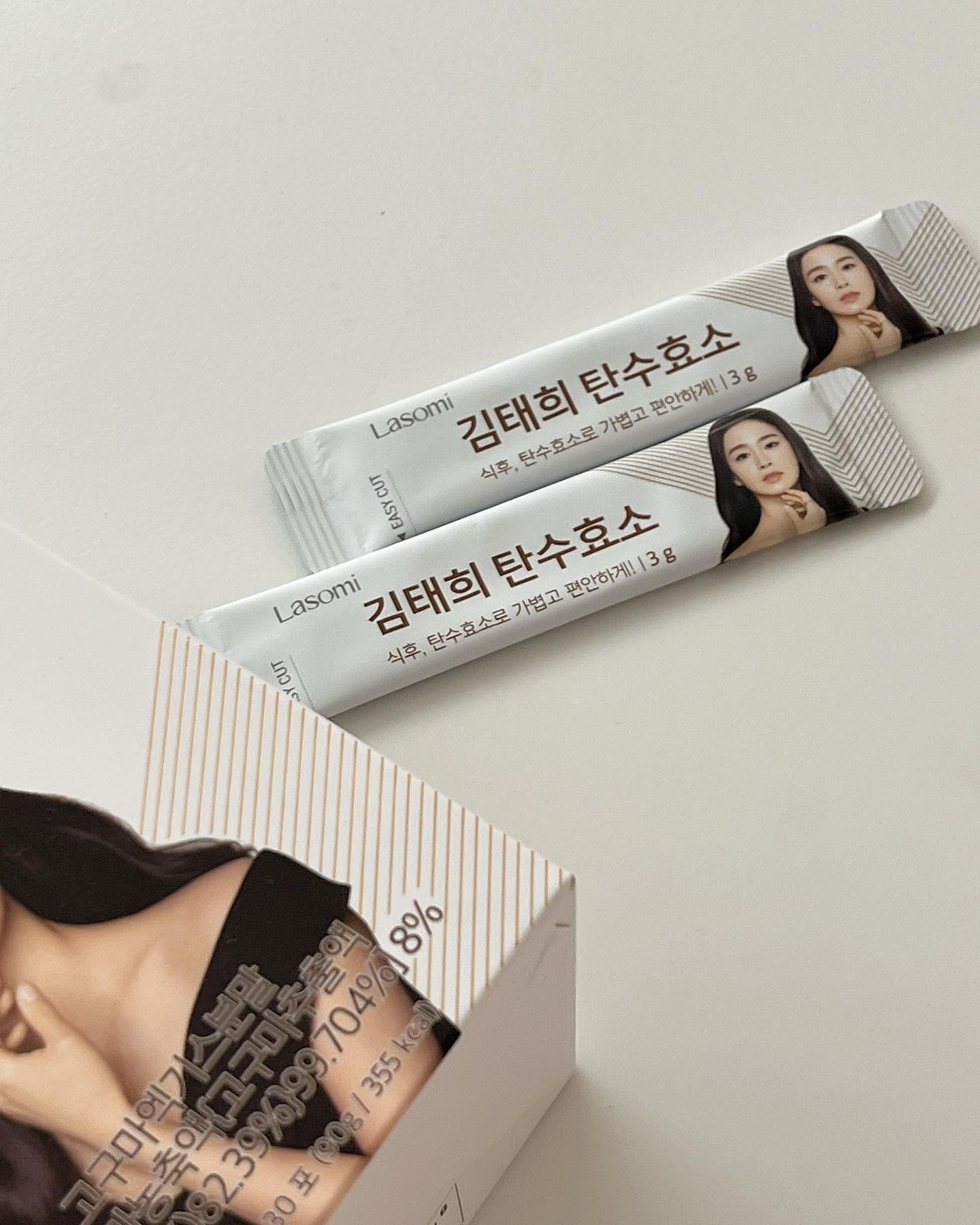 #협찬

효소 요정인 걸 알고 신규 런칭한 효소 전문 
브랜드 라소미에서 김태희 탄수효소를 보내주셨어요💕

김태희 탄수효소는 엄격한 원료검사와 품질관리를
통과한 100% 국내산 곡물의 효소로 만들었다고해요!

슈퍼푸드로 잘 알려진 고물의 왕!
귀리의 발효 효소를 베이스로 사용했어요.

맛도 고구마 맛이나서  고소하고 부담스럽지 않아요!

평소 섭취가 어려운 15종의 유기농 과일과
야채분말을 한포에 다 담겨져 있어요.

거기에 17종 혼합유산균도 함유되어있어요 👍🏻

과식했거나 속이 더부룩할 땐,
김태희 탄수 효소 1포로 편안함을 느껴보세요!

_________________________________

#협찬 #라소미 #lasomi #김태희탄수효소 #김태희효소 #탄수화물집중분해효소 #신규런칭 #효소전문브랜드