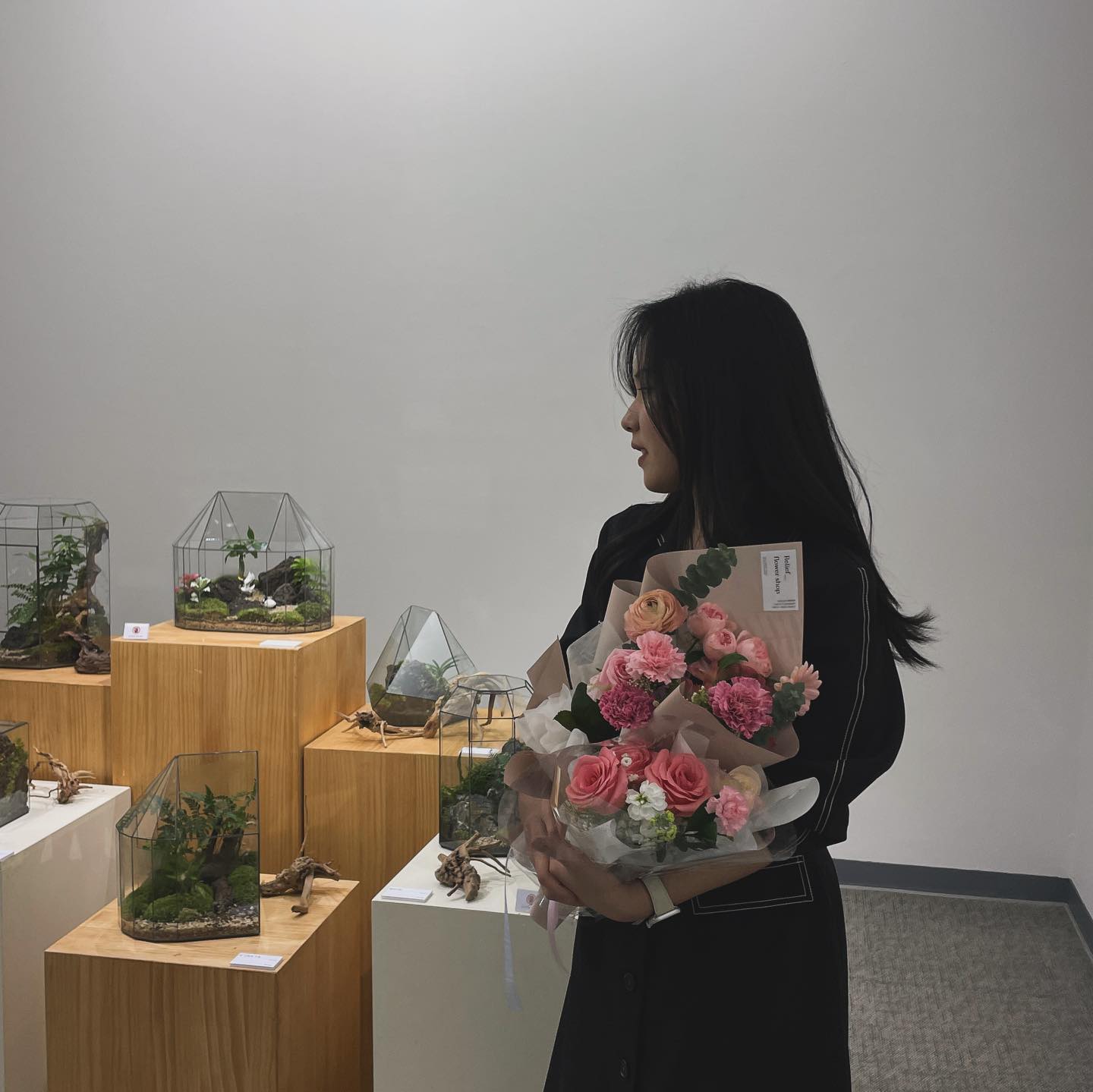 sc_artdistrict 💐✨
나 정말 피드에 긴글 쓰고 싶었는데 ,,,,
쓰다보니까 너무 오글거려서 결국 다 지웠다🙂
전시를 찾아준 내 가족들 친구들 지인들 너무 감사하고
그 외에도 전시를 알고 찾아와주신 분들도 감사하고
일주일간 나를 빛내준 나의 작품들 소중하고 !! 
함께한 우리 예술지구 쌤들은 정말 수고했고 사랑해💛
(사진들은 행복했던 내 모습 위주로 기억하려고 저장📍)