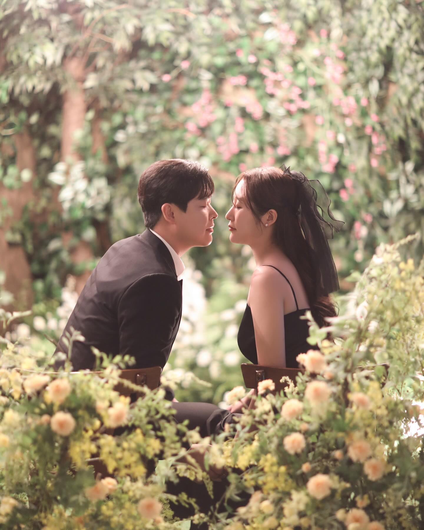 D-30 🤵🏻‍♂️👰🏻‍♀️💍

2024.12.14 (토) 12시
수원 노블레스컨벤션 7F 컨벤션홀 

신랑 최정강 🩷 신부 김한별 

3년이란 연애를 마치고 새로운 시작을 알리려 합니다.
서로에 대해 모르고 살던 저희 둘, 인연이 되어
새로운 시작을 알리는 봄에 연인이 되고 끝을 알려주는 
12월 겨울 저희 #결혼합니다

최대한 많은 분들은 뵙고자 부지런히 움직였지만 한 달이라는 남은 시간 속에 갑작스레 연락을 드리고 결혼 소식을 드린다는 게 부담이 될까 봐 아직도 선뜻 못 드린 분들이 많습니다.
완벽해 보이지만 둘 다 조심스러움이 많아서 넓은 마음으로 먼저 연락 주시면 감사한 마음으로 좋은 소식을 전하겠습니다. 

주말 낮이라 시간 내기 어려우실 거 알기에
좋은 날 먼 곳에서도 축하해 주신다면 그 마음 평생 잊지 않고 행복하게 살겠습니다. 감사합니다🤍