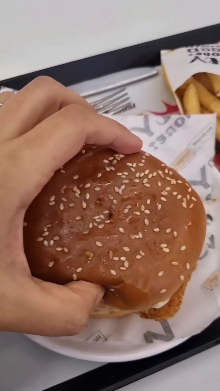 #광고  nobrandburger.official
피자야? 
버거야?
치킨이야?
세 가지 맛을 한 번에 맛볼 수 있는 
독창적인 아이디어 낸 사람 아주아주 칭찬해

혼자지만  피자 치킨 버거🍔까지 
어느 하나 포기하고 싶지 않을 때 
따로따로 주문할 필요 없이 #페퍼로니피자치킨 하나면 충분해 가성비 짱! 

✔️페퍼로니 모짜렐라
신선함이 가득한 양상추 듬뿍~ 
양파 치즈 토마토에
 두툼한 통닭 살을 사용한  패티까지 쏙!

 신기하게
 3가지 맛이 확실하면서도 
함께 먹었을 때 또 조화로운 맛을 자랑해 
 반해버렸어요 

✔️페퍼로니피자 치킨 먹는법 
첫 번째 방법 
버거는 입이 찢어져서 들고 먹어야 제맛이라고 생각하시는 분들이라면 
윗번을  뒤집어서 포개면 
익숙한 형태의 버거로 변신!

두 번째 방법
워낙 사이즈가 있어서 우아하게 드시고 싶으신 분들이라면
 나이프와 포크가 제공되니 
먹기 좋게 썰어 먹어도 좋아요

단품도 푸짐한 양에
감자튀김과 브랜드 콜라를 더한 세트 구성은
 더더 푸짐하게 먹을 수 있어요 

🍔페퍼로니 피자 치킨
단품 6700원 
세트 8300원

노브랜드 버거  메뉴 어떤 거 먹을까 고민이시라면 
 NBB 베스트 메뉴에 속하기도 하는 
페퍼로니피자 치킨 강력 추천해요 

꼭 드세요 
 두 번 드세요

 #노브랜드버거 #NBB #페퍼로니피자치킨#AD#피자#치킨#버거#가성비