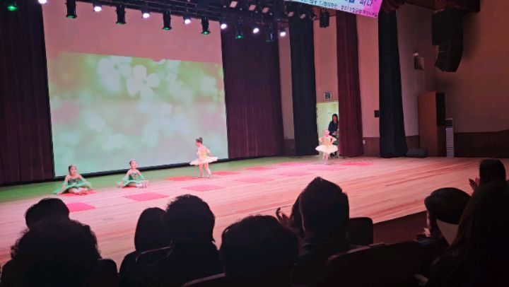 D + 2338 🐔❤️
D + 1974 🐶❤️
.
.
연말 발레학원 콘서트 🩰💖💖
걱정 많았는데 생각보다 넘 잘햇구 기특했다 🥹💦
.
.
.
#발레콘서트#sj발레학원#유아발레#발레발표회#발레리나#크리스마스#연말#party#연년생맘#예비초딩#딸둘맘#닭띠맘#개띠맘#부산맘#젊줌마#일상#주말일기#육아소통#육아맞팔#딸엄마#예쁜카페#baby#맞팔#공주님#최자매#l4l#f4f