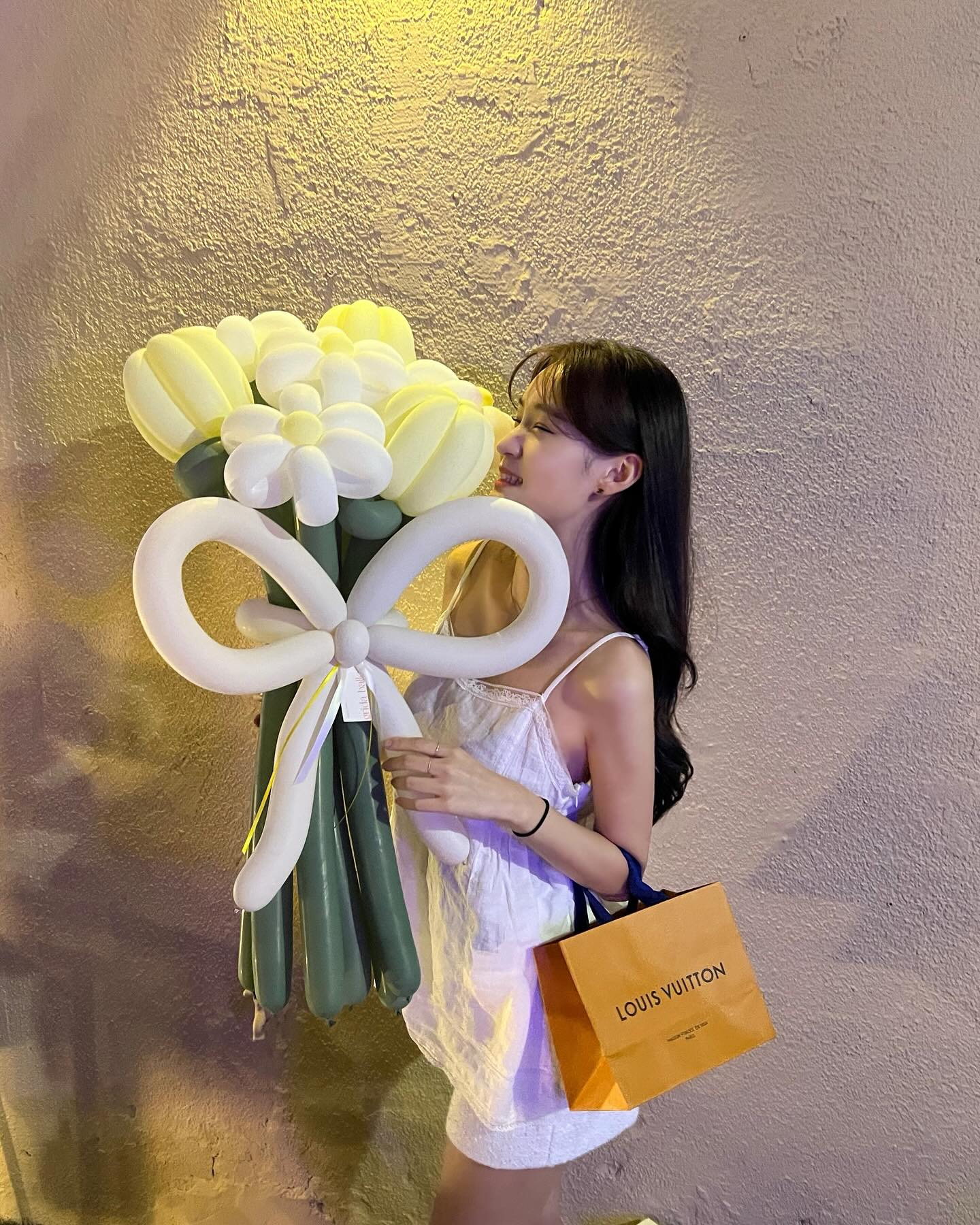 좋은사람들과 함께여서 행복했던 생일파티🎂
분명 쉬는날이고 다들 개인적으로 바빴는데 와서 같이 축하해주고 생일자인 나뿐만아니라 모두가 다같이 더 즐거워하고 행복해해서 그래서 더 좋았던🫶🏻

제일고마운 27.__.jy 내 호랭이🐯❤️(다음피드에...)

대왕꽃풍선 들고 나타난 hezzzzin 선물에, 이쁜사진에 너무 감동이었던 항상 고마운 내옆자리 우리 이쁜 희진이👩🏻‍❤️‍💋‍👩🏻💕

맨날 나한테 전화로 혼나는 3008km 재영이가 준비한 케이크 픽업에, 향기좋은 선물에, 카페에서 빵까지 다 쓸어담아온 센스쟁이 경민이🐸

파티하는 날 낮에 본 사람이랑 다르게 저녁에는 멋있게 나타난 jin_06.10 케이크 선물에 재미있는 입담, 분위기메이커 성진이👦🏻

멀리있어서 제일 보기힘든 po._.dang 전날 일하고 피곤할텐데 포항에서까지 와주고 좋은 선물까지챙겨줘서 고마운 착한 신혁이👼🏻🪽

우리 성격시원시원하고 쏘 쿨하신 yk__98_ 신혁이랑 같이 포항에서 운전하고 오고 와준것만으로도 고마운데 선물까지 챙겨줘서 고마워 윤경아👩🏻💕

예상치못하게 찾아와준 bang__hy 진짜 갑작스런자리에도 진심으로 축하해주고 같이 자리해줘서 고마운 형윤이👦🏻

일끝나자마자 축하해주러온 minyung04_28 진짜 생일날 케이크도 보내주고 너무고마워 평소에 내 고민상담소 민영이👨🏻‍🦲💪🏻(내가 처음본 민영이)

몸이 너무 안좋아서 자리에는 오지못했지만 마음이 너무 이쁜 resplendent__sr 파티날 아침에 이쁜선물챙겨주고 오지 못했지만 마음만은 함께한 우리 서리👩🏻💕(다음 재영이 생일때는 함께해🫶🏻)

d__dragon00 두용아 할말이 많지만 하지않겠다^^
그래도 진짜 생일날와서 축하해주고 자리해주고 향좋고 이쁜선물까지:)후기 바로 보내드리지요🙆🏻‍♂️🎁(다음 재영이 생일때는 필참)