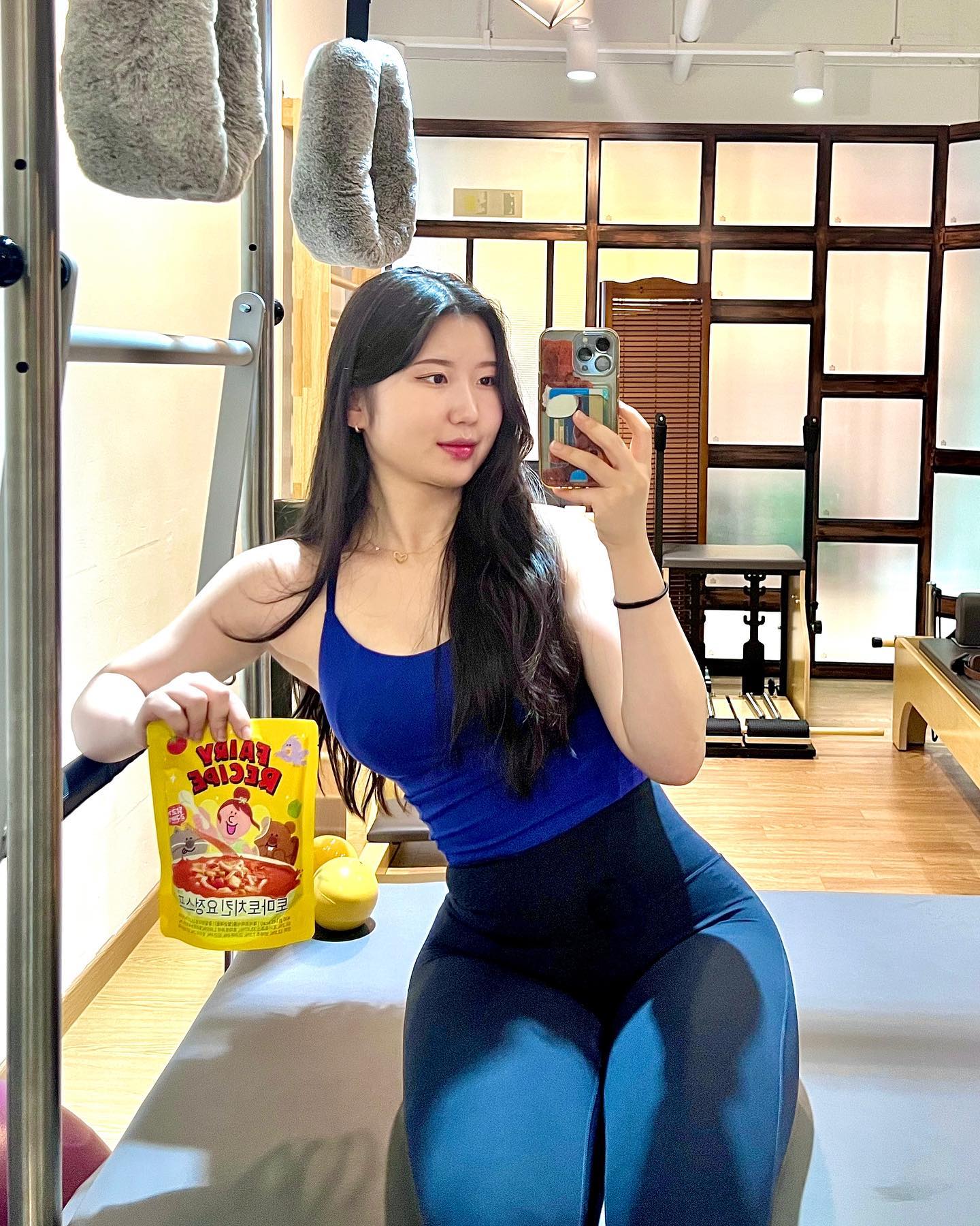 #협찬 페어레시피 요정스프 🍅

식단 관리 템으로 딱 좋은 요정스프에요! 
기존 마녀스프는 해동이 번거로워서 잘 안먹게 되는데 요정스프는 
실온보관 이어서 조리 없이! 바로 뜯어거 먹을 수 있어요👀

따뜻하게 먹고 싶을땐 전자렌인지 파우치로 되어 있어서 그릇에 덜 필요 없이! 전자레인지에 바로 돌려도 되서 좋았어요👍

🍅식이섬유가 5240mg 
🍅100g당 36kcal 저칼로리 식품
🍅토마토 양배추 닭가슴살 고구마 양파 샐러리 당근 함유 

30년 역사의 식품기업 교동식품에서 80가지 해썹 품질 검증은 물론, 추가로 40가지 자체 검증을 더해 총 120가지 품질 검증으로 더 까다로운 관리를 거처 탄생해 더욱더 믿을 수 있었어요❣️

#페어리레시피 #요정스프 #식단관리 #마녀스프 #토마토양배추스프 #마녀스프추천 #예비신부식단 #승무원식단 #저칼로리마녀스프 #저칼로리식단 #식단기록 #일주일식단 #운동소통 #운동하는여자 #필라테스 #헬스