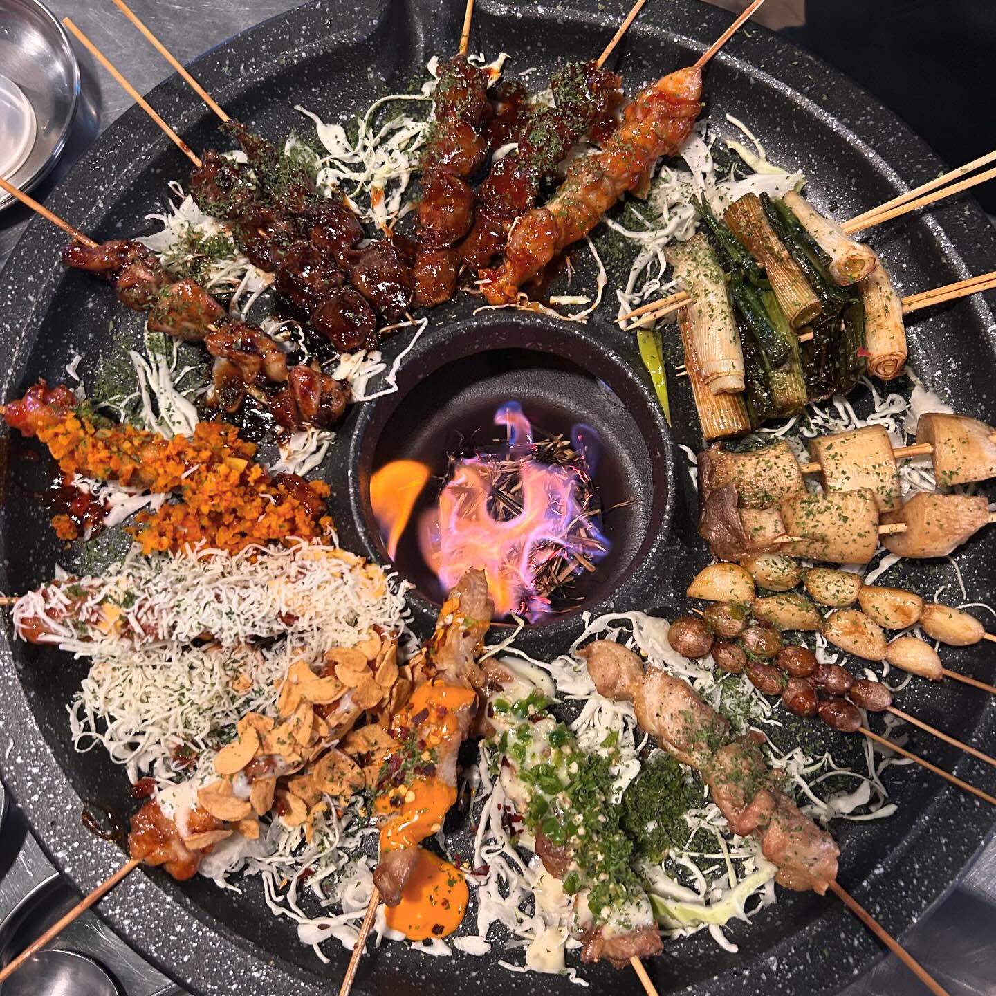 논현 청춘닭꼬치

📍서울 강남구 강남대로122길 15 1층

💟술찌는 안주가 맛있는 술집을 알기마련! 오랜만에 닭꼬치가 먹고 싶어서 방문한 청춘닭꼬치! 청춘하이볼로 시원하게 입가심하고 다양한 꼬치들을 한번에 먹어볼 수 있는 꼬마카세 주문👌

💟4시 이전 방문이라 소떡소떡도 서비스를 받고 닭꼬치가 식지 않게 화로로 은은하게 데펴져서 좋아요🔥 

💟꼬마카세 22p로 염통,버섯,은행,마늘,파,소금구이,치즈구이 등등! 종류가 다양해서 골라 먹는 재미가 있어요☺️ 다 먹은 꼬치는 전용 꼬치통에 넣어주면 끝!

💟겨울에 필수템 오뎅! 주전자에 넣어줘서 주뎅탕이라고 ㅎㅎ생각보다 칼칼한 오뎅국물이 추운 몸을 사르르 녹여주는 게 아주 딱 좋아요😆😆

#청춘닭꼬치 #꼬마카세 #강남오마카세 #강남맛집 #강남술집 #하이볼맛집 #닭꼬치맛집 #청춘닭꼬치논현직영점 #먹스타 #먹스타그램 #먹스타맞팔 #선팔은곧맞팔 #좋아