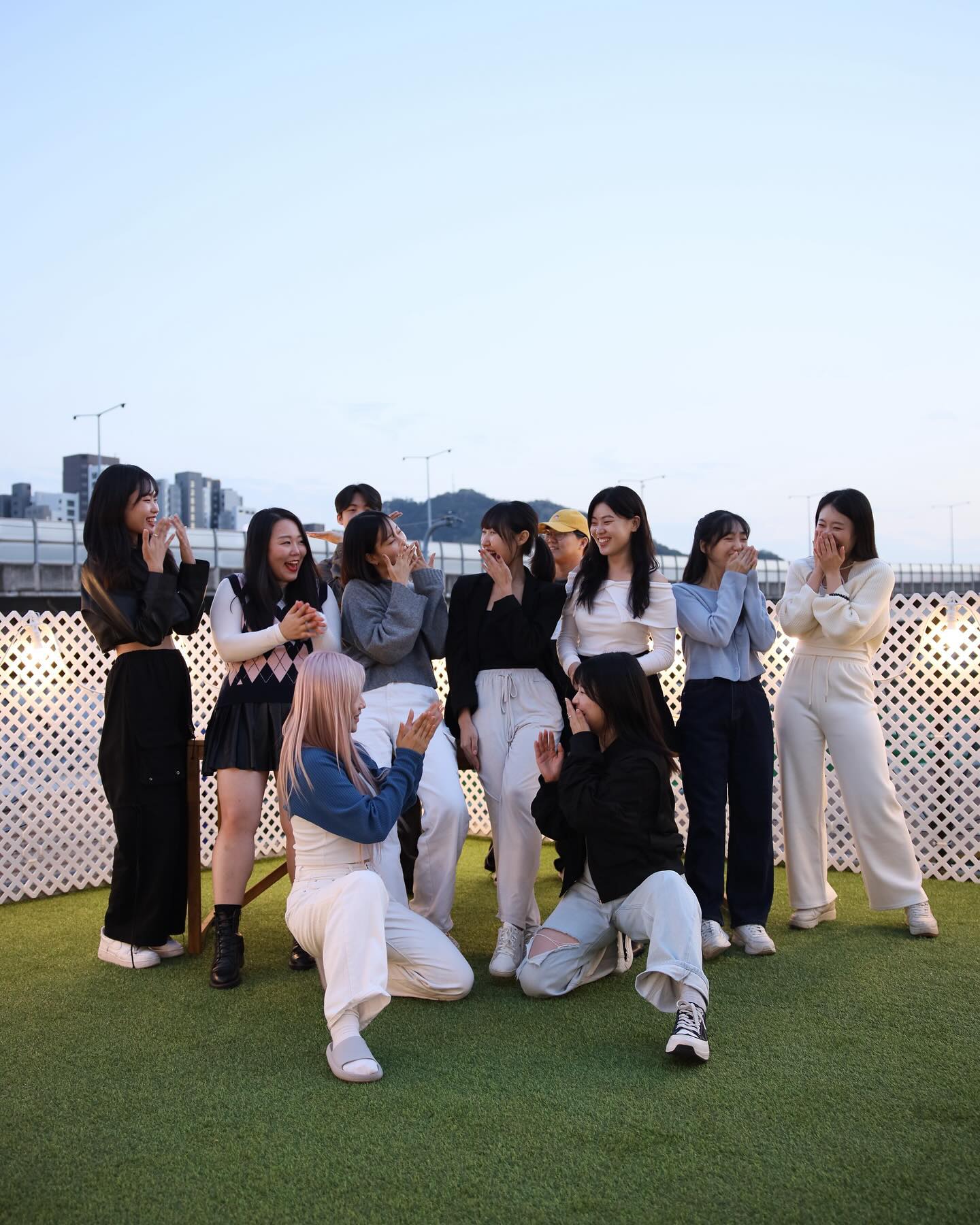 영상보면 아직도 재밌던기억만 나던 커뮤니티🖤
.

장소제공 트랑페 저녁되니 너무 이ㅃ쁘다 하핫 
영상이랑 사진보면 아직도 재밌어요!! 커뮤니티 대성공!!
이런자리 마련해준 찡이님🫶🏻 최고에요ㅠㅠㅠ
.
.
.
.

미우쨩 드디어 접선 성공 틈틈히 디엠 자주했다고 슬쩍자랑💎
