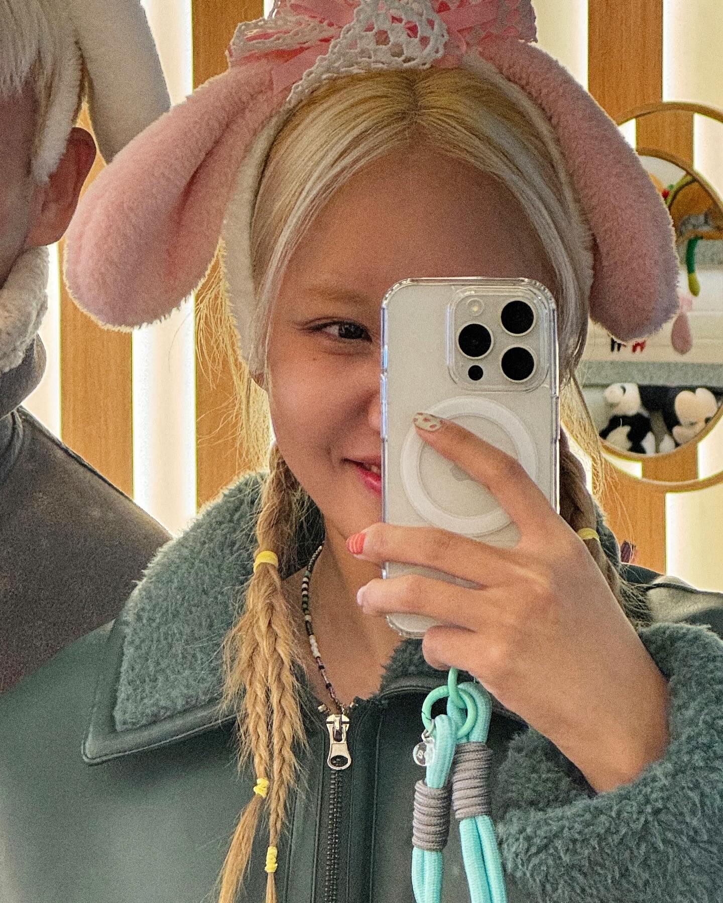 dew_rainnnn 
슬비찡이 머리해주구 예뽀게 묶어쥼 
에헤헤 그김에 옵빠랑 사진남기기 ✌️