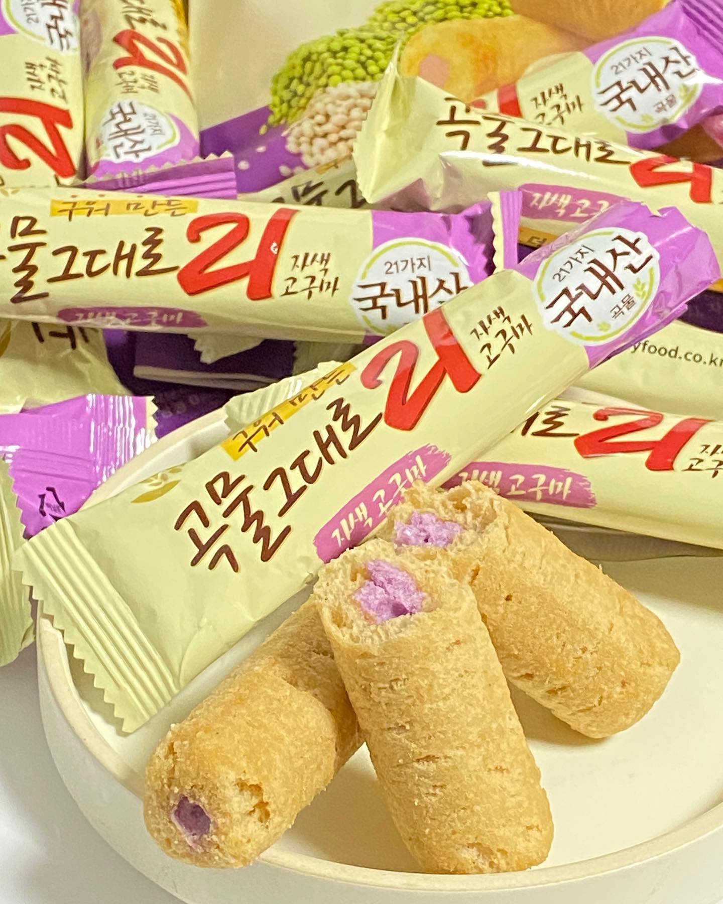 #협찬 #개미식품 #곡물그대로21 #크리스피롤

오랜만에 맛보는 크리스피롤 곡물그대로21이에요🫢😋

여기 오리지널, 자색고구마 버전 두가지 있는데✌️
저는 이번에 자색고구마 맛으로✔️픽했답니다

가격도 되게 저렴하구요 3봉 구매해도 만원도 안해요‼️

21가지 국내산 곡물이 가득들어
건강한 과자를 맛볼수있고,
기름에 튀기지않은 열과 압력으로 구워내
트랜스 지방이 없는 과자랍니다🫣

특히나 낱개 포장으로 어디서든 간단, 간편하게 맛볼수있어요😋

저는 당떨어지는 시간에 2-3봉 먹는데
곡물이 가득 들어있어서 그런지 꽤나 포만감도 생기구요🍽️

자색고구마는 안에 자색고구마 크림도 가득 들어있어요🍠

더욱 맛있게 먹는 방법▪️
냉동실에 넣어 차갑게 먹으면 크림이 차가워져
씹는맛이 더 극대화 되는거같아요

요런 여름철 냉동실 보관해놓고 먹는것도
색다른 맛을 즐길수있는 방법이랍니다

포만감도 좋고, 트랜스지방도 없는
건강한 크리스피롤 아이들 간식으로도 딱 좋을거같아요‼️