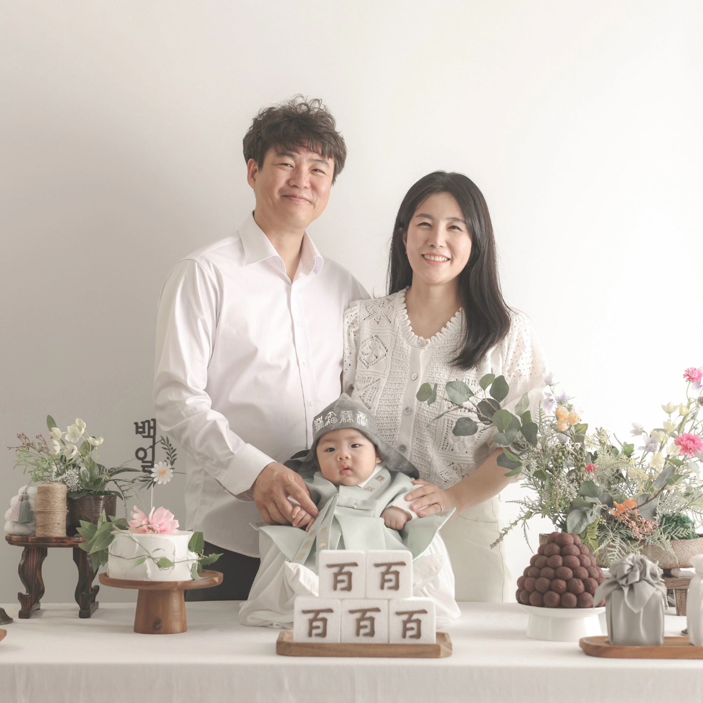 축복이가 100일이 되었어요! 🎂
 
 
집에서 양가어른들과 백일지내고
스튜디오에서 100일 촬영하고
머리도 밀어줬어요 👶✂️
태어날때부터 머리숱이 수북하니 자르기 
아까워서 고민하다 아가가 더워해서 밀어줬는데
두상에 열이 많아서 잘했다싶어요! 
(볼때마다 웃긴건 함정..)
 
울 축복이 다리힘이 좋다고 하던데
등산 좋아하는 엄빠닮았니
크면 엄마랑 등산다니자.....😁
 
새벽에 수유하다 쇼파에서 같이 잠들고
울면 같이 울고 밤새면 안고 같이 밤새웠던
우리 쪼꼬미와 초보엄마가 벌써 100일이라니 시간 잘간다..
 
아가 이쁜 모습 눈에 많이 담을수 있게
조금 천천히 커주렴 큰다고 고생했어
우리 앞으로도 잘해보자 사랑해..🤍
 
 
 
 
 
 
#축복이 #100일 #100일촬영 #100일아가 
#축복이의100일 #육아 #7kg #사랑해아가