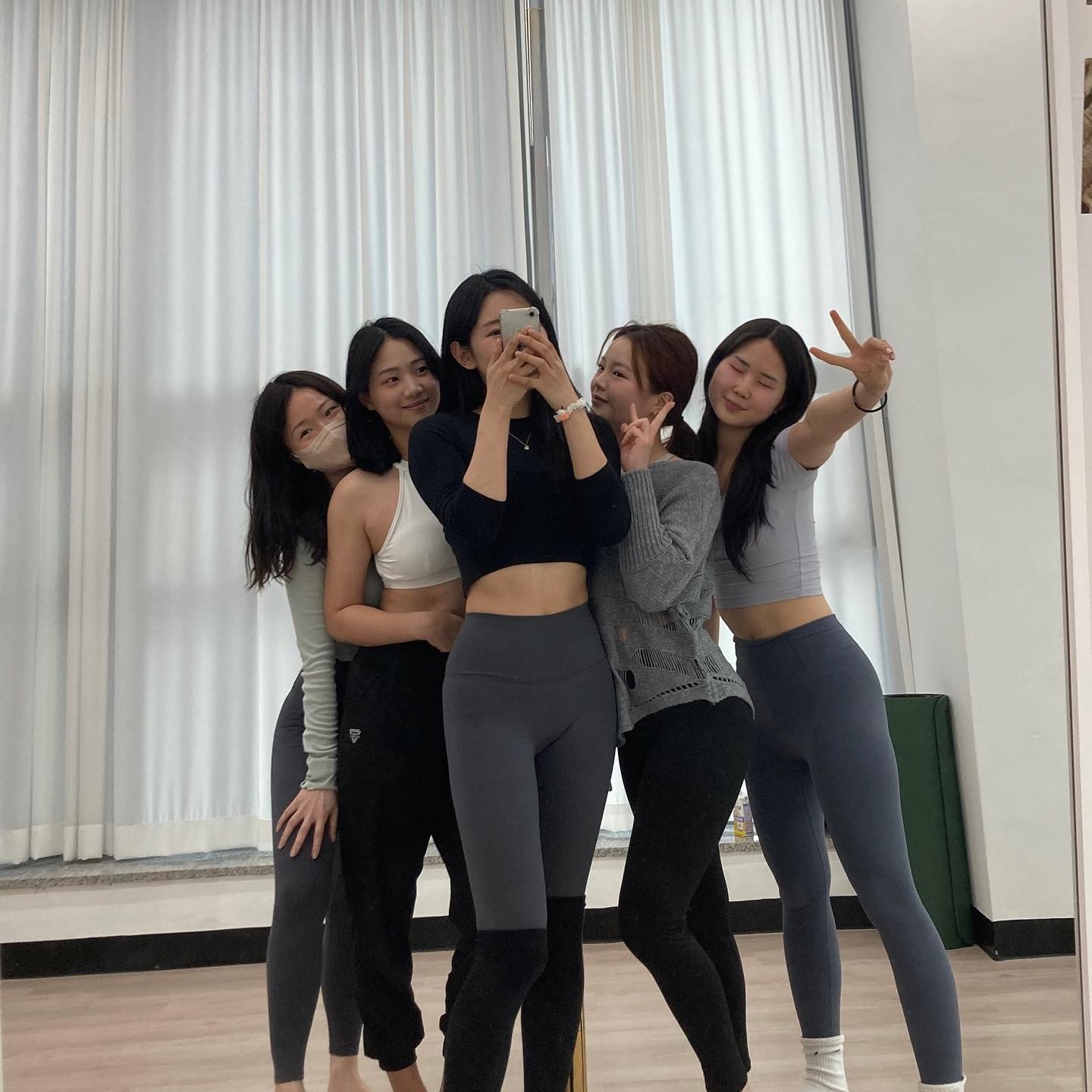 행복했던 프론트 스플릿 스트레칭 특강 .. 🩰🤍
푸링에서의 첫 특강이라 준비하고 또 준비해도 걱정이 태산이라
4시간 반도 못자고 5시 반부터 뜬 눈으로 뒤척뒤척 … 

하지만 걱정이 무색하게 다들 너무 잘 따라와주셨다 🥹

전날 방콕여행에서 돌아와서 저녁 수업 듣고 다음날 스트레칭 수업까지 듣느라 특강 회원님들 중 제일 힘들었을텐데 끝까지 포기 안하고 따라와주신 k_0130_mj 민지님

특강 올리자마자 바로 신청해주시고, 다쳤던 배드사이드 햄스트링 하나도 안아팠는데 각도 잘 나와서 행복해하신 pheeeeh 근희님

원래도 유연하셔서 특강이 효과 있을까 걱정했는데,
비포보다 더 올린 블럭에도 통증이 없다고 해주신
pole_and_me_jh 준희님

온라인 스트레칭반부터 꾸준히 함께 해 완찢 성공하고 너무 시원했다고 좋아하신 hhyem_pole 혜민님

달라진 애프터를 만드는 것이 아닌, 몸을 쓰는 방법을 가르쳐 드리고자 했던 특강이었는데 애프터를 보며 눈이 띠용 🫣
애프터 찍을 때 서로 응원하고 박수쳐주는 모습에 마음이 따뜻해졌던 수업이었어요 💗

모두 함께해주셔서 감사합니다 - 🤍
puring_polestudio 

#마곡폴댄스 #폴댄스개인레슨 #폴댄스유연성 #유연성특강