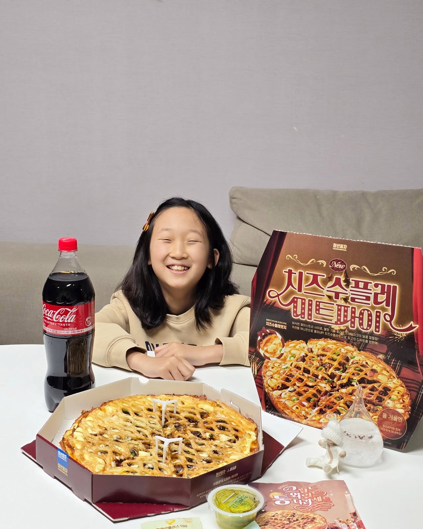 #협찬 y_manpizza
풍부한 토핑과 개성 넘치는 맛으로
다양한 고객들의 입맛을 사로잡고
가성비와 독특한 메뉴 구성으로
꾸준히 사랑받고 있는 청년피자!
독특하고 푸짐한 토핑과 가성비 좋은 피자로 오리지널 피자,
프리미엄 피자, 세트 메뉴, 두판세트, 사이드메뉴, 토핑추가
등 다양한 메뉴로 구성되어있어서 아이랑 함께
즐기기에 좋더라구요!
기존의 곡물 도우에서 24년6월 고메밀크도우로 바뀌었는데
우유를 넣어 부드럽고 촉촉한 식감에
버터를 발라 구워서 진한 풍미와 크리스피한 식감까지!
치즈수플레 미트파이 피자가 12월 16일 갓 출시되서
궁금했던 찰나 오늘은 피자데이! 청년피자의 야심찬 신메뉴
주문해서 먹어봣는데 바삭바삭 페이스트리 사이로
불맛 가득 필리포크스테이크가 단짠단짠~
치즈수플레엣지로 디저트 느낌도 나서 원래 엣지를 좋아하는
우리 꼬맹이는 엣지 잘라서 또 순삭해서 먹었네요.
신년에는 빼놓을 수 없는 배달 음식!
청년피자와 함께 해보세요 🍕🍕🍕
#청년피자 #오리지널청년피자 #신년홈파티 #신년배달음식
#청년피자신메뉴 #신메뉴 #치즈수플레미트파이피자 #피자추천 #
미트파이피자 #치즈수플레 #치즈피자 #피자추천맛집 #피자맛집 #배달맛집 #연말요리 #연말파티
#신년파티 #송별회 #피자스타그램 #PIZZA #피자도우 #소울푸드 #치팅데이 #피자프랜차이즈 #청
년피자프랜차이즈 #홈파티 #와인안주 #맥주안주 #아이들간식