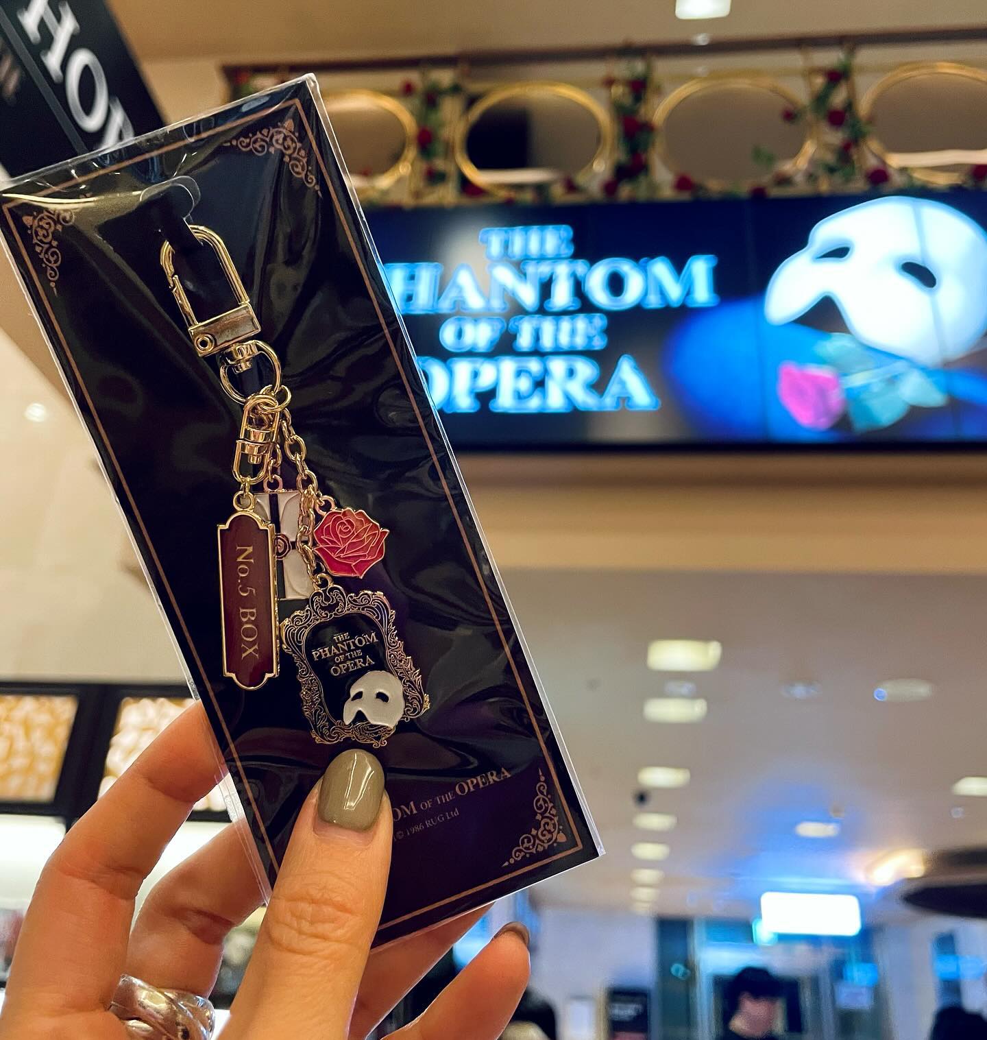 ⠀The Phantom of the Opera👻

샹들리에를 찍고 싶었지만 사진촬영금지라 눈에만 열심히 담으며 관람했다👀

언젠가 브로드웨이에 오페라의 유령이 돌아오길.. 거기서 꼭 보고 싶었는데😭

⠀