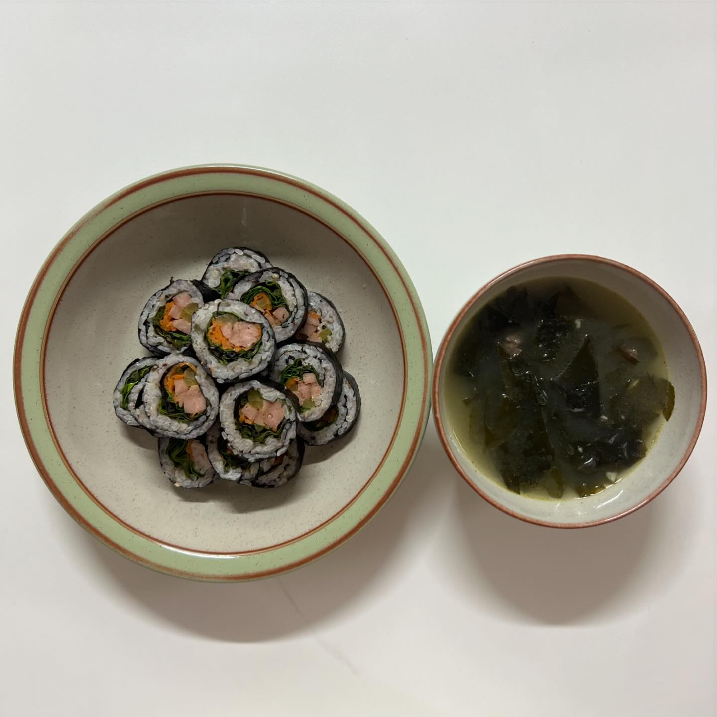#김밥러버

저번주 소풍 도시락 이후 시작된 냉털,
바빴던 주말 이후 도돌이표 김밥쓰 😬

친정 마당 상추 헤치울 겸 스팸 김밥, 크래미 김밥 🍙
헛헛함 달래줄 뜨끈한 소고기 미역국으로
든든하게 저녁 한끼 해결 🤗

@ 잘먹어 준 두 남자 쌩큐 ?

.
.
.

#집김밥 #맹수바 #스팸김밥 #크래미김밥 
#미니김밥 #오늘저녁뭐먹지 #소고기미역국 
#김밥스타그램 #우리집김밥 #초등식단공유 
#집밥최고 #아이밥상 #저녁메뉴고민