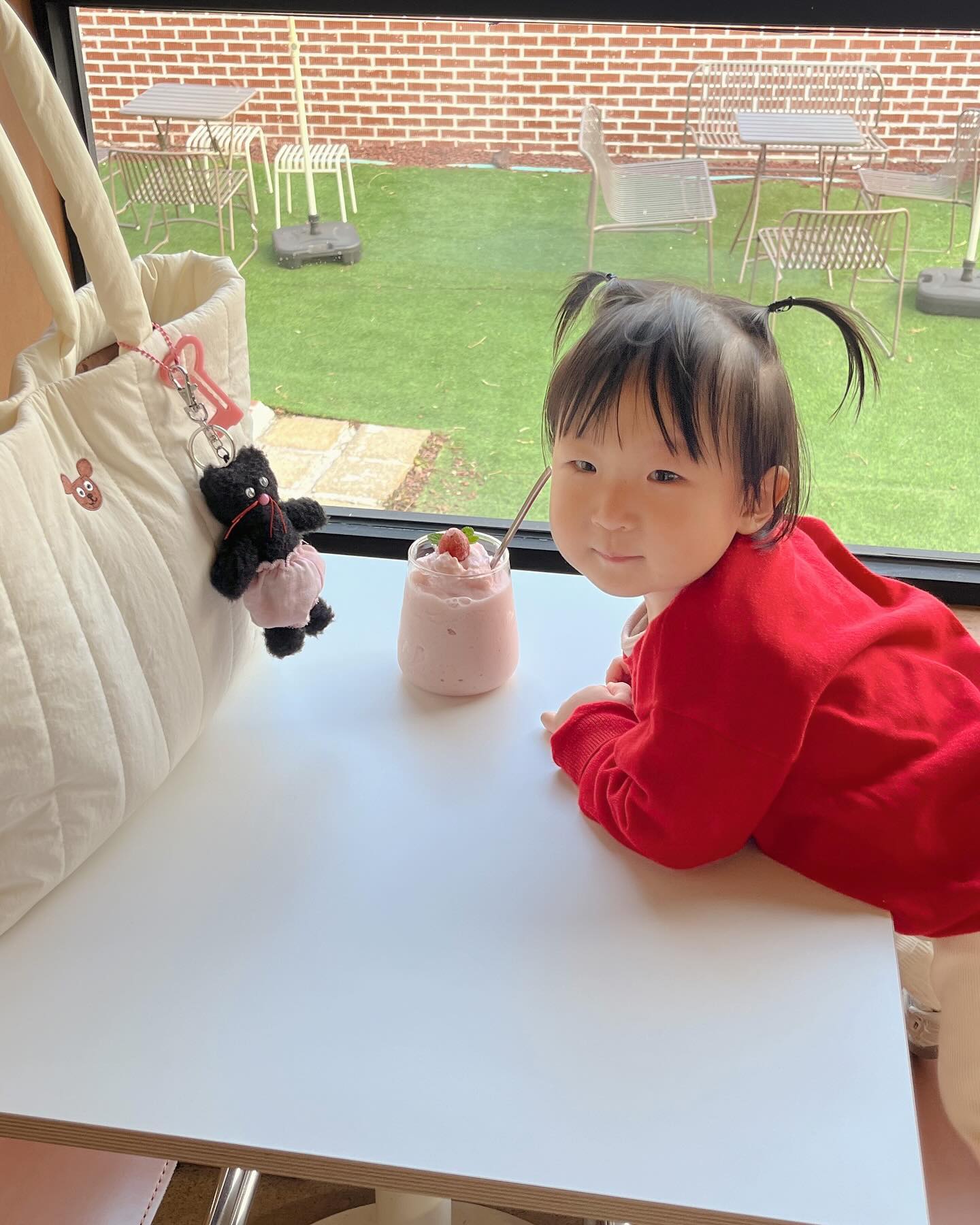 🧸🖤

딸기요거트 냠냠 
이제는 좀 컷다고 엄마랑
카페에서 1인 1메뉴 주문❣️