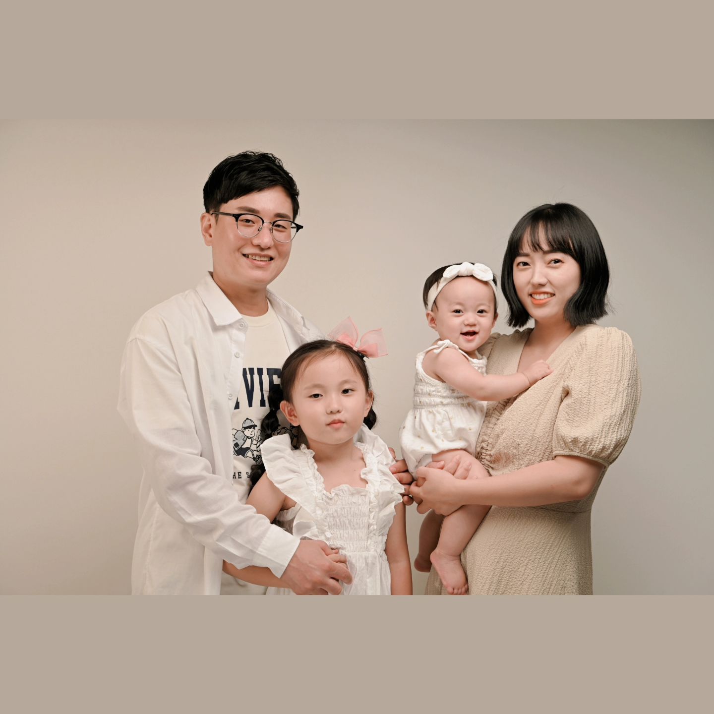 #일상#7주년#결혼기념일#가족사진
다이어트한 보람이 있는 순간...
셋에서 넷이 되고 처음 찍은 가족사진이라
더 소중하고 감동적...🤎
낯가림으로 표정이 제대로 안 나온 시니였지만
이것 또한 추억이니라...☺️

bomgilphoto 

#대전사진관#봄길사진관#가족사진촬영#9월2일#결혼기념#자매#육아#육아일상#추억#남는건사진뿐 #아기모델#베이비모델#인스타베이비#귀여운#예쁜#아기