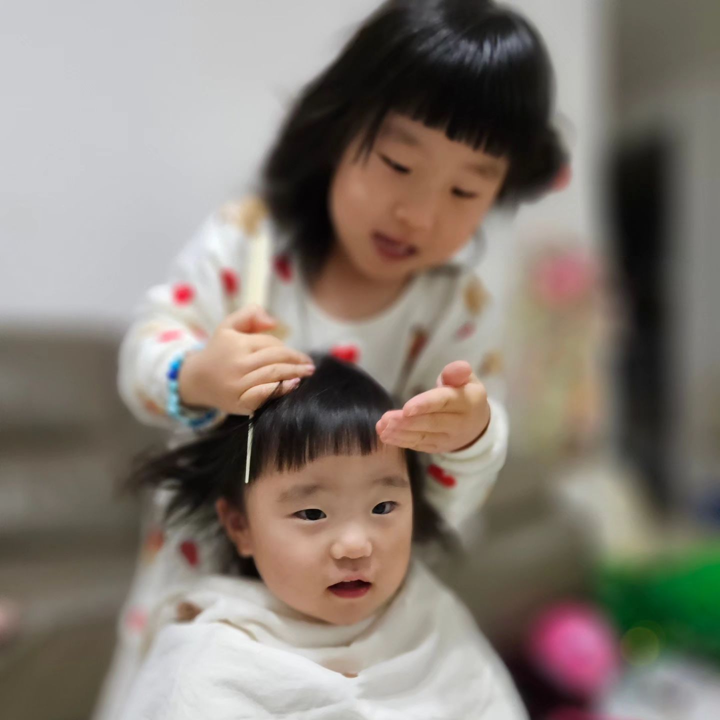 #👭

#딸둘을낳아야하는이유

야밤에 미용실놀이💇‍♀️💆‍♀️🪮✂️

신난 첫째
고분고분 언니 말 잘듣는 둘째
ㅋㅋㅋㅋㅋㅋㅋㅋㅋㅋㅋ

#자매맘 #자매스타그램 #자매님들
#언니랑미용실놀이중 #신난첫째딸 #고분고분둘째딸 #딸스타그램
#육아스타그램 #귀요미즈 #귀요미딸들 #딸래미들 #오산맘
#오산딸맘 #오산딸딸맘 #딸딸맘
#딸래미맘 #딸육아 #귀여운딸육아 #귀여운딸스타그램