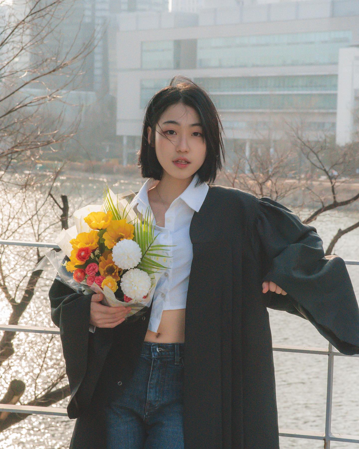 👩🏻‍🎓 다르게 바라보고, 올바르게 향해갈 것. 
풀어헤친 머리와 정돈되지 않는 학사복, 대대로 내려온 건국대 포토스팟이 아니라 작가님과 내 눈으로 포토스팟을 찾아내서 더욱이 맘에 드는 나의 졸업 사진🤍 

🏛️ 동경하던 대학교에서 애정하는 모교로 🫧

대학교라는 이름에 걸맞게 과목이 아닌 학문으로 공부를 접했고 삶을 후회없이 살아가는 자세를 배웠다. ’하면 된다‘라는 신조하나로 원하는 게 있다면 치열하게 쟁취했던 순간들. 💫 단 한 순간도 최선을 다하지 않은 적이 없어서 섭섭하지도 않는 내 졸업 👩🏻‍🎓 

”믿어주시면 최선을 다해 보여드리겠습니다.“ 
설렘 가득 면접때와는 다른 결이 되어버린 나의 시작을 알렸던 말 . 대한민국을 선하게 바꾸는 선한 교육 사업가가 되겠습니다.✨ 혹시 모르지,, 간절히 바라면 기적을 만들어버릴지도! 🙏🏻 

Photo. photo_yoonvel x colorfulmoment_20 
도전적인 나다운 졸업 사진을 만들어주시는 작가님 최고🤍 맘에 들어요! 
#건국대학교 #졸업