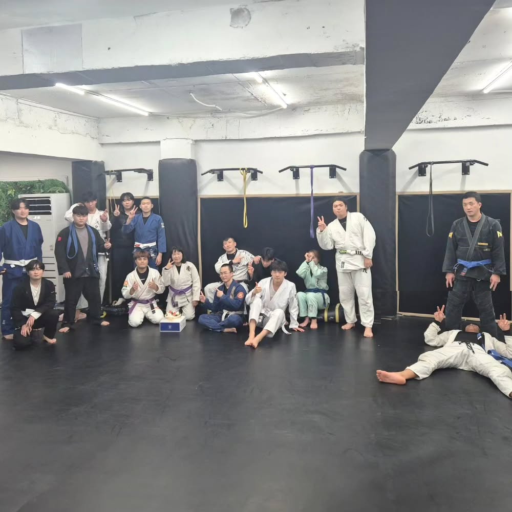이번 생일은 무짐BJJ 대일체육관에서~
동욱이가 준비한 케이크 덕분에더 특별했어요!
아파서  따로 약속 안잡았는데 덕분에 기분 UP!

실은 집에 가기 전에 고마워서 동욱이랑 생일케이크
인증샷만 살짝 찍고 가려고 했는데~~
주섬주섬 생파를 준비해주는 거에요 ㅎㅎ

그냥 그 상황 즐기기로!😁😁
나중엔 관장님과 아이들까지 합류해서 다 같이
축하해주니 정말 감동이었답니다.

포크랑 젖가락도 없어서 케이크는 그대로 집에 가져왔지만, 마음만큼은 정말 따듯했던 순간! 

집에 와서는 지인이 보내준 🍕피자로 마무리!
소소하지만 행복하게 생일 마무리 했네용.
내년 3월엔 동욱이 케이크 꼭 사수할 거에요.🙏

#생일파티 #구월동주짓수 #구월무짐BJJ
#대일체육관 #깜짝케이크 #체육관생일파티 #주짓수하는여자 #여자주짓수 #힐링아무