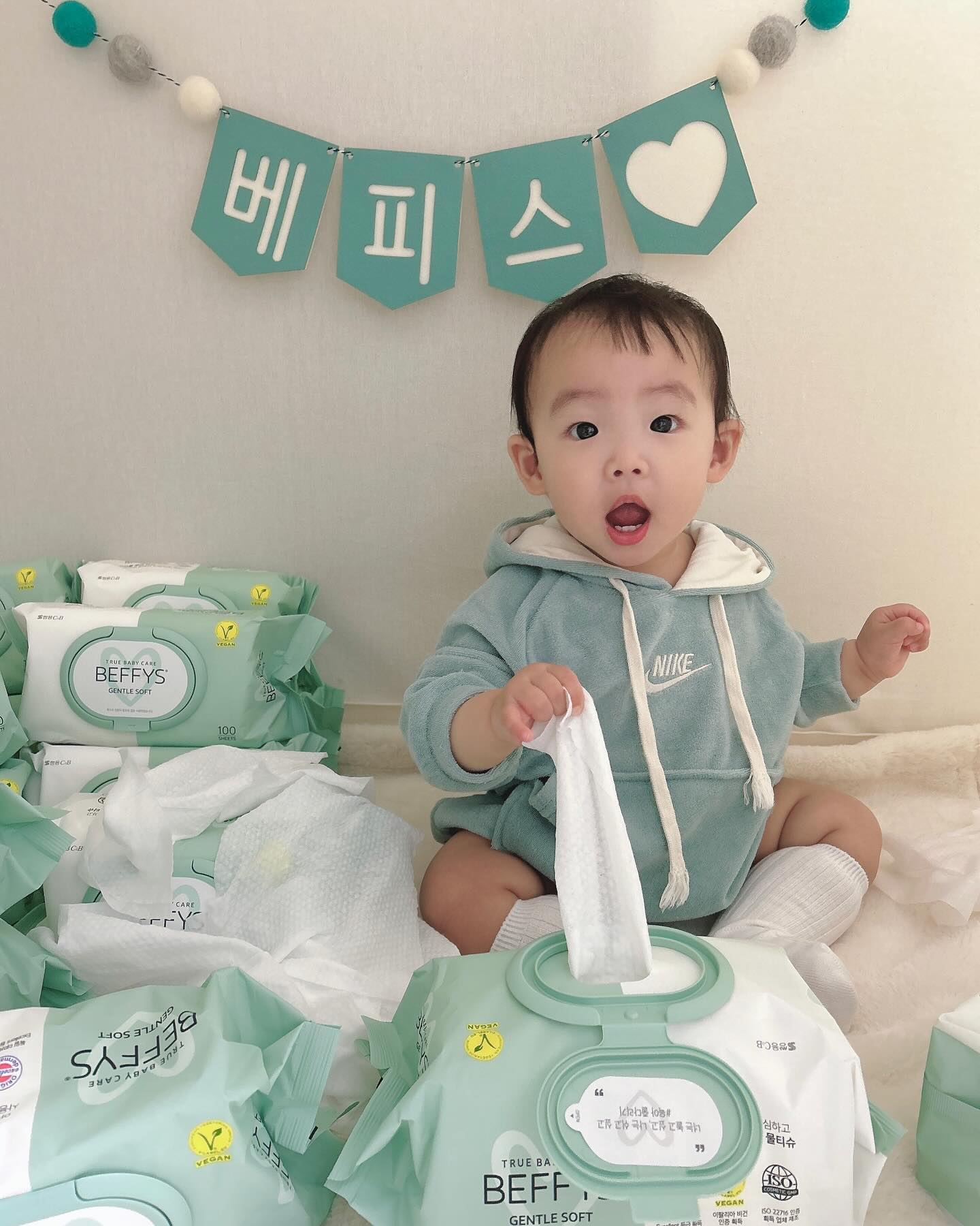 #제품제공

베피스타6기 새봄이가 소개해드릴 이번 제품은
베피스 젠틀 소프트 물티슈에요!

100매인데도 도톰한 엠보싱원단!!
베피스 젠틀 소프트 물티슈🩵

아기 키우면서 필수품인 물티슈
성분 잘 따져보고 사야하는거 아시죠!

젠틀 소프트 물티슈는
➿독일 더마테스트 엑설런트 등급
➿이탈리아 비건인증 획득
➿피부 진정 및 보호에 도움되는 병풀 추출물 함유
➿부드러운 엠보싱 원단 사용

물티슈로 입 손 발 안심하고 닦아줄수 있어서
너무 좋아요
새봄이는 물티슈 물 쫍쫍 빨아먹지만 그래도 괜찮아요!!!!🥲
베피스 젠틀 소프트 물티슈로 울 아가들 지켜주자구여

#베피스 #젠틀소프트물티슈 #베피스물티슈 #아기물티슈 #물티슈추천 #베피스기저귀 #베피스서포터즈 #베피스타6기

🏷️𝘵𝘩𝘢𝘯𝘬𝘴 𝘵𝘰 beffys_official_