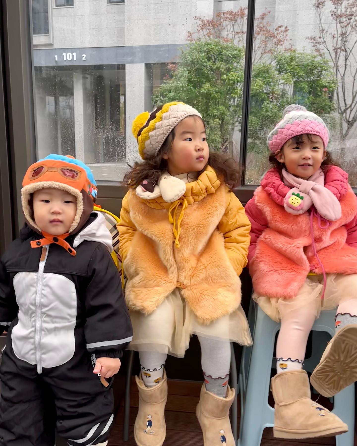 신나는 수요일 출동❤️

오늘은 다행히 부츠 꺼내 신었다…하하하
아침마다 신발장에서 두근두근 엄마ㅋㅋㅋ
오늘도 잘 다녀와 두 공주님과 뽀로로팬더 안녕👋

엄마는…오늘도 창고 정리와 애들 옷 정리!!
옷걸이만 80개 더 샀는데😅 다 쓴거 실화니…
이제 애들 개는 옷 정리와 내옷 정리만 하면되는데,
끝나지 않는 5인가족 옷정리ㅠㅠ
그래도 이번만 정리 해두면 이제 넣었다 뺏다 할 필요 없으니까!!
(지금까지 계절졀로 압축팩으로 보관했다…후…)화이팅!!

하원 후 감자 오븐에 얇게 구워줬더니 순삭하는 수아지아재민💕
다먹고 스쿱쿠키먹는데…ㅋㅋㅋ신나게 놀다가 결국 울음터짐
수…수아야 일부러 깨문거 아니지…?👀
자꾸 수아 쿠키 먹으려던 지아 결국 눈물바다…
근데 재민아, 누나 우는데 왜 자꾸 과자 집어넣어!!!
(퇴근하던 아빠 지아 울음소리에 현관에서부터 난리다😂)
결국 화해하고 뽀뽀하고 난리부르스

신나게 씻고 갑자기 이름써달라는 수아지아
온가족 이름 다 쓰고나서야 취침하러 떠났다💗
(재민이는 혼자 이쁜척 웃다 떠났다고 한다)

아가들아 요즘 너희 새벽마다 한번씩 깨는데…
너희는 한번씩이지만, 엄마는 3번이란다…?
오늘은 아침까지 푹 자자 사랑둥이들 알라뷰❣️

#등원샷 #두공주님 #뽀로로아들 #잘다녀와 #엄마는정리중 #끝나지않는옷정리 #5인가족옷정리 #하원후간식타임 #결국울음 #화해후뽀뽀 #난리부르스 #한글쓰기 #이름쓰기 #애셋맘 #쥐띠아기 #쌍둥이맘 #딸둥이 #이란성 #생후1238일 #호랑이띠맘 #생후647일