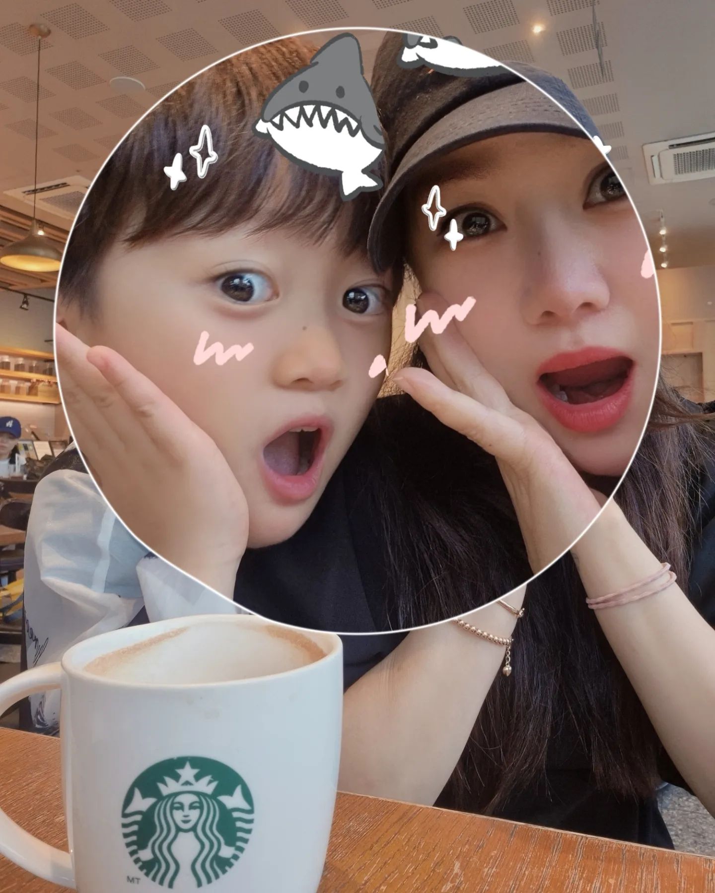 아직 목이 아파,
조퇴한 준이랑💕

병원 갔다가,
죽집 브레이크타임에 걸려서,

스타벅스에서 커피 수열☕️

약먹고 조금 나아진 준이랑❤️
셀카삼매경😁🤳

#둘째아들 #편도염 #벗이비인후과 
#스타벅스광명소하점 #카페라떼☕ 
#본죽&비빔밥cafe #반반쮹 #아프지마