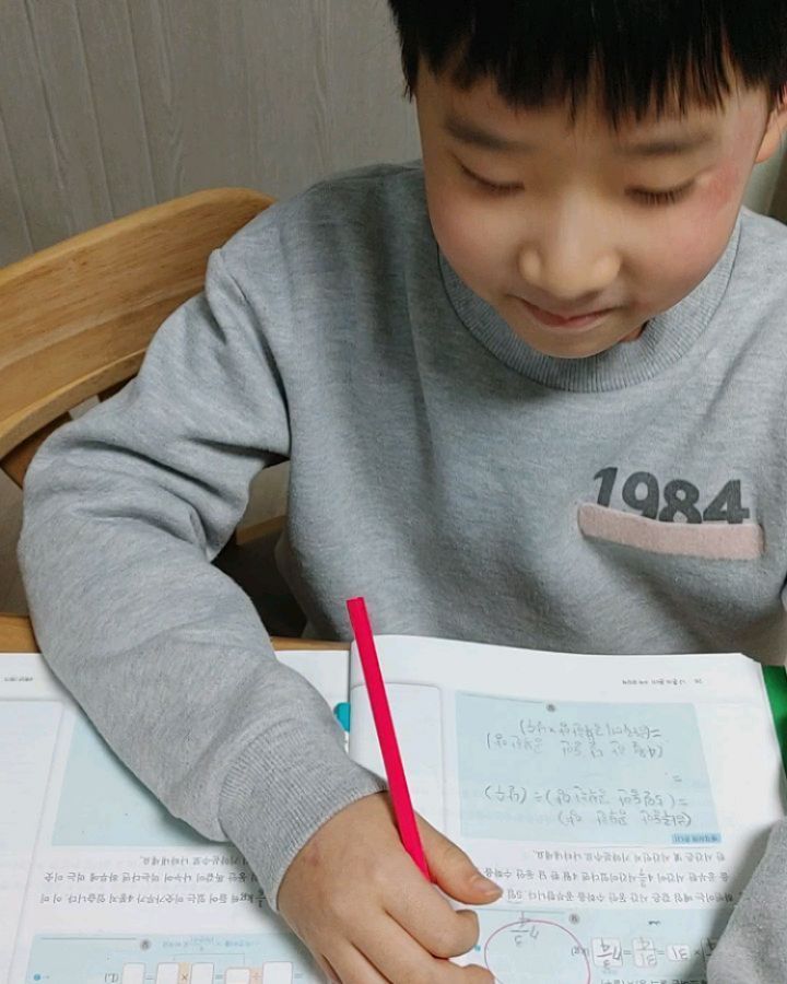 #협찬도서
#나혼자푼다수학문장제6학년1학기
#혼자서푸는문장제교재
#바빠수학문장제
#쉬운문장제교재
#자기주도문장제
#6학년문장제교재
#6학년추천교재
#6학년수학
#6학년서술형기본서
#분수의나눗셈

easys_edu

바빠와 함께하면 겨울방학이 즐거워지는 이유

겨울방학에 바빠 교재가 최적인 까닭은?

문장제라고 다 같은 문장제 교재가 아닙니다
나에게 맞는 문장제 교재 찾기

바빠 서포터즈 5기로 거듭난 우리 집 막둥이가 소개하는 나 혼자 푼다 수학 문장제 6학년 1학기

요즘 보면 국어 잘하는 아이가 영어도 수학도 잘하고 심지어는 예체능도 잘하는 거 같아요

곰곰이 생각해 봤는데 가장 큰 이유는 '자신감'이 아닌가 생각합니다

자신감이 무작정 생기는 건 아니죠! 
내가 잘 알고 있고 표현할 줄 알아야 해보고 싶고 더 높은 단계에 도전하고픈 마음이 자신감이 되는거니까요!!

자신의 자신감에 대해 스스로 잘 알고 있는 경우도 있겠지만 대부분의 학생들은 그렇지 못합니다

틀릴까 두렵고, 누가 볼까봐 겁나고, 모르는 문제지만 물어보는 게 부끄러워 지나치게 됩니다

그렇다면 혼자서 스스로 해결할 수 있는 교재라면 어떨까요?

숫자와 연산 기호 그리고 많은 공식으로 이뤄진 수학이지만 문제를 읽고 우리 말로 먼저 정리해볼 수 있다면 훨씬 이해가 쉬워지겠죠

전체를 한꺼번에 비우는 것보다는 단계별로 늘려가는 게 좋고요

이런 방법으로 따라서 해보는 것만으로도 문제 해결이 가능해지고 스스로 해결했다는 마음이 자신감이 되는 교재가 바로 나 혼자 푼다 수학 문장제입니다!

1학기에는 다양한 내용을 배울 수 있어서 좋아요
부족한 부분을 채울 수 있기 때문이죠

교과서 순서와 똑같기 때문에 굳이 교과서가 없어도 내용을 쉽게 파악할 수 있고요

사칙연산에 있어서 나눗셈은 총정리격이죠

문장제를 풀면서 문제에 대한 이해 정도와 연산의 능숙 정도를 파악해 볼 수 있습니다
만약 사칙연산이 제대로 자리 잡지 못하고 헷갈리거나 실수가 많다고 느낀다면  수정ᆞ보완이 필요합니다

'초등학교 수학쯤이야' 하고 호기롭게 아이의 공부를 봐주겠다던 아빠가 몇 분 만에 '학원에 보내라고 했다'라는 웃지 못할 이야기가 있습니다

그 이유 중 하나가 [여러 가지 방법을 이용하여 해결하기]인데요
다양성을 중시하는 초등 수학의 변화된 모습이지요

'아!  답은 알겠는데 어떻게 설명을 해줘야 할지 모르겠어요'
'학교에서는 그렇게 안 배운다고 자꾸 그 말만 해요'

이런 문제를 해결하기 위해서 집중해야 할 부분이 바로 우리글로 표현된 부분입니다

문제는 물론 방법을 설명하는 글, 빠독이가 준비한 멘트까지요
문장제를 뒤늦게 접한 경우라면 책을 읽듯 소리 내어 정독하는 것도 좋아요

바빠 수학 문장제를 풀 땐 '식좀  써라'라는 잔소리를 안 해도 됩니다
자연스럽게 머릿속에 떠올리며 빈칸을 채우는 것부터 시작해 제대로 된 식을 세우게 됩니다

이 과정만 잘 준비가 된다면 충분히 잘할 수 있을 거예요

이번 겨울방학 또는 새 학년 시작 전에 교과서 내용  한 번은 훑어야지, 고학년이니 서술형에 대비해 문장제 연습 좀 해야지 하셨다면 바빠 수학 문장제를 먼저 선택하세요

기본에 충실한 만큼 교과서 내용은 물론 학교 진도나 시험 대비까지 충분합니다
그리고 중학 수학을 준비하는 전단계의 역할도요

제가 늘 강조하는 부분은 같은 교재로도 활용은 무궁무진하고 좋은 사례와 상대적으로 나쁜 사례도 많다는 것입니다

부모님의 수고와 학생들의 노력이 헛되지 않도록 십분 활용이 될 수 있도록 곧이어 다음 리뷰로 만나겠습니다