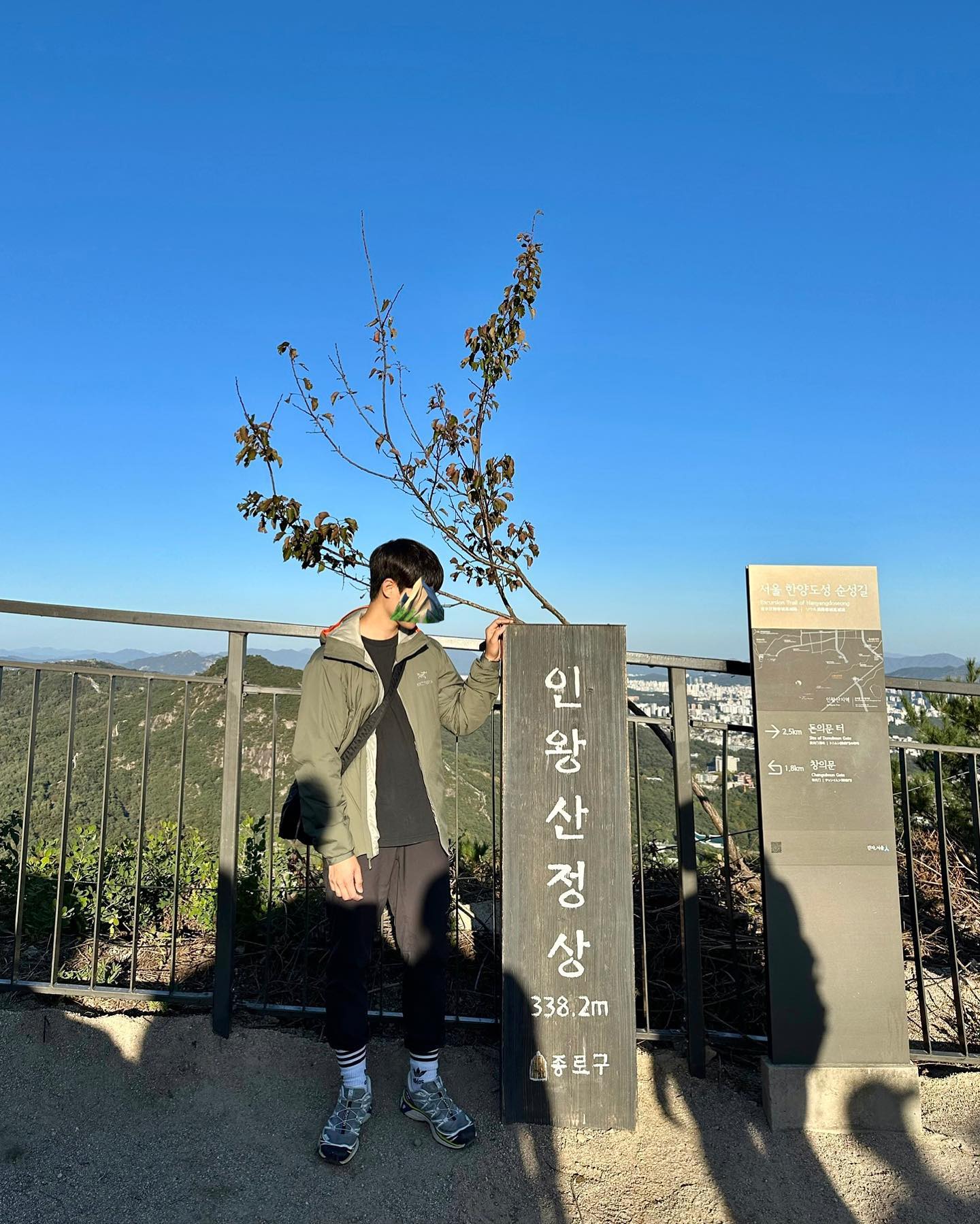 #인왕산 

⛰️
또왕산 또왔다 ㅎ
구름 한 점 없는 맑은 날씨 👍
가볍게 다녀오고 맛있는 저녁 ㅎㅎ
.
.
.
.
.
#등산 #등산스타그램 #등린이 #산스타그램 #산린이 #hiking #登山
