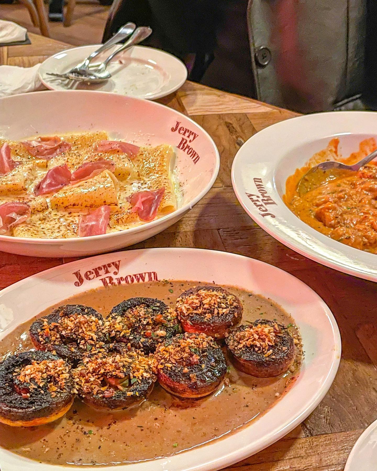 우리 빼고 다 커플이었던, 그만큼 분위기 좋고 맛좋은
#제리브라운 여기 가면 골고루 시켜드셔요
양이 많지는 않지만 메뉴 하나하나 특색있고 맛있어서
여자 셋이서 메뉴 4개 시켰는데 싹다 먹었네요ㅎㅎ
특히 직원분들이 다 친절하게 메뉴에 대한 설명도 해주셔서 
기분좋게 냠냠 하고왔습니다 :)

송리단길에서 분위기 있는 음식점 찾고계신다면
여기 강추강추~ 나중에 남편이랑 또 가야겠어요😋

📍제리브라운
🗺서울 송파구 백제고분로42길 4-9 1층
🚗주차가능

#송리단길맛집 #송리단길핫플 #송리단길데이트
#송리단길맛집추천 #잠실맛집추천