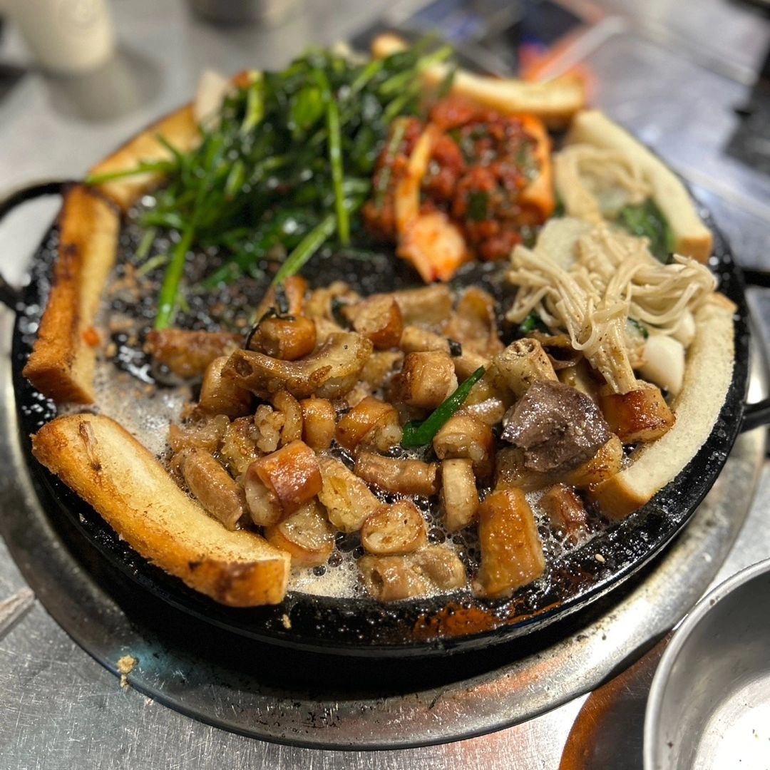 #돌곱1991 
광주 소곱창 맛집 일번지 돌곱1991! 
요즘 추우니까 뜨끈하게 구운 곱창이랑 곱창전골이 땡겨
다녀왔습니다😄
아우! 오랜만에 먹으니 맛있어 미쳐!!!
사이드 구성도 좋고. 볶음밥 필수! 다들 아시져? 😍
모임하러 출동!!!!
.
.
. 
#돌곱1991수완 #광주곱창 #광주소곱창 #광주곱창맛집 #광주소곱창맛집 #수완지구곱창 #수완지구맛집 #맛스타그램 #먹스타그램 #푸드그램 #푸드스타그램