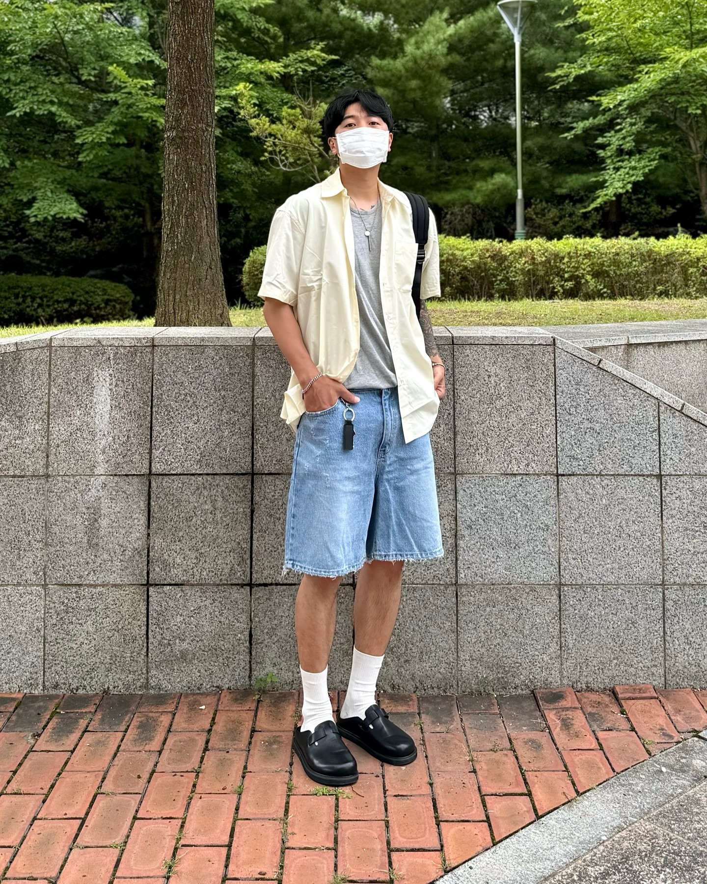#협찬 #메르고 #반팔셔츠 

kkang.stylist kkst.official 

mergo__official 지난 피드에서 한번
소개드렸던 메르고 브랜드의 반팔셔츠 입니다.😀

이번에는 버터 레몬 컬러를 선택해 보았는데요.👆

더운 여름 시원하게 포인트주기 좋아서 다양한
스타일에 부담없이 코디 할 수 있는 아이템입니다.👏

바스락거리는 매력적인 질감이 특징!👍

#반팔코디 #반팔셔츠코디 #여름코디 #여름데일리룩 
#셔츠코디 #여름셔츠 #반팔셔츠추천 #남자반팔셔츠