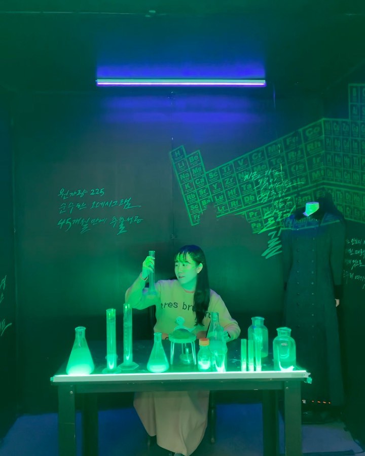 240117 뮤지컬 마리퀴리 🧪

내가 너무나도 사랑했던 초연 마리퀴리 💚
오랜만에 보니까 더더 좋았다.

모든 것들의 지도, 예측할 수 없고 알려지지 않은,
그댄 내게 별, 가보지 못한 길 등 좋은 넘버가 한가득인
뮤지컬 🥺🥺
좋아하는 넘버들 나올 때마다 왤캐 울컥하는지🥲

율마리 정말 너무 멋있다…. 체고얌🫶🏻
진짜 잘 만든 뮤지컬 !!! 다음시즌에 또 보러 가야지🥺

-

지금 가는 그 곳이 어디든, 멈추지 않고 달려갈게
예측할 수 없고 알려지지 않은, 무언가에 온 맘이 들끓어
길을 잃은 날 의심할 때, 너는 나보다 더 날 믿어줬지
내겐 언제나 넌 크고 환한 별. 너의 믿음이 날 어디든 가게해
그 누구도 가보지 못한 길, 가보자 널 가둔 구덩일 나와.

#마리퀴리 #뮤지컬마리퀴리 #유리아 #효은 #홍익대대학로아트센터 #홍아센 #혜화 #관극기록 #관극 #뮤지컬