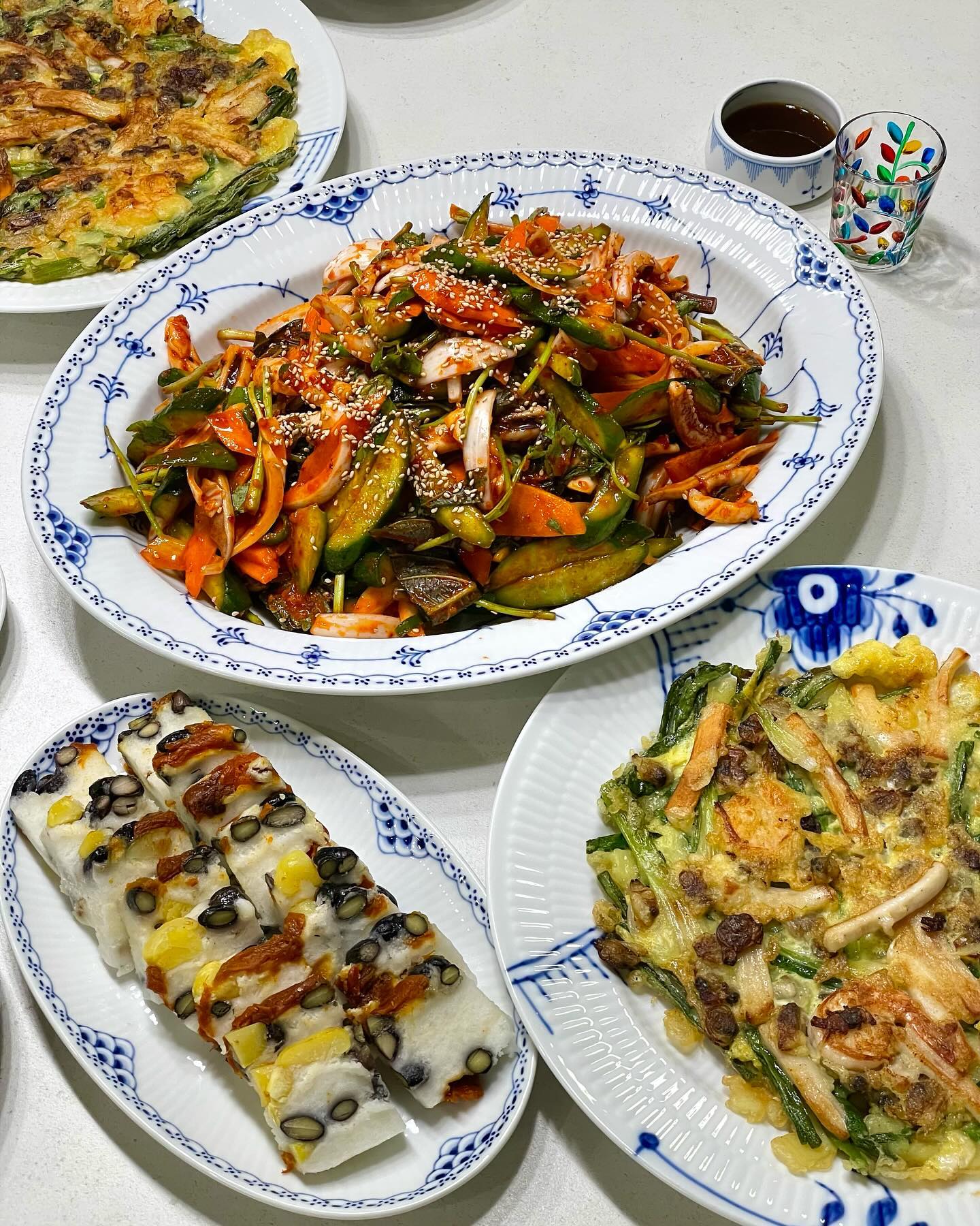 .

비오는 토요일

해물전 부친다고 오라 했더니

뒷집동생은 오징어미나리초무침을 해오고
옆집동생은 과일을 가져 오고 ㅋㅋㅋ
(귀한 두릅도 감사)

뭐 이렇게 쿵짝이 잘맞는거냐며😍

한잔 마시다 급발진으로 스크린 가고!!!
돌아와서 또 한잔 ㅋㅋㅋㅋㅋ

오늘 아침 9시에 또 스크린 ㅋㅋㅋㅋ

이 사람들 너무 좋다 ㅋㅋㅋㅋㅋㅋ

주말이 너무 빨리 지나가네🙈

#주말#주말일상#비오는날엔전이지#해물전
#좋은사람들과함께#이사람들없었으면어쩔뻔
#로얄코펜하겐#royalcopenhagen 
#삼형제맘#삼형제가사는집#seraleelife