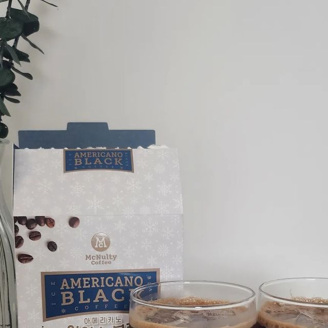 @pro.review_ on Instagram: "#광고 맥널티 아메리카노에서 아이스 아메리카노 블랙을 보내주셨어요🙇🙇 집에서 간단히 카페 분위기 만들 수 있어요!☕️ 아메리카노 맛도 너무 맛있네요👍👍 특