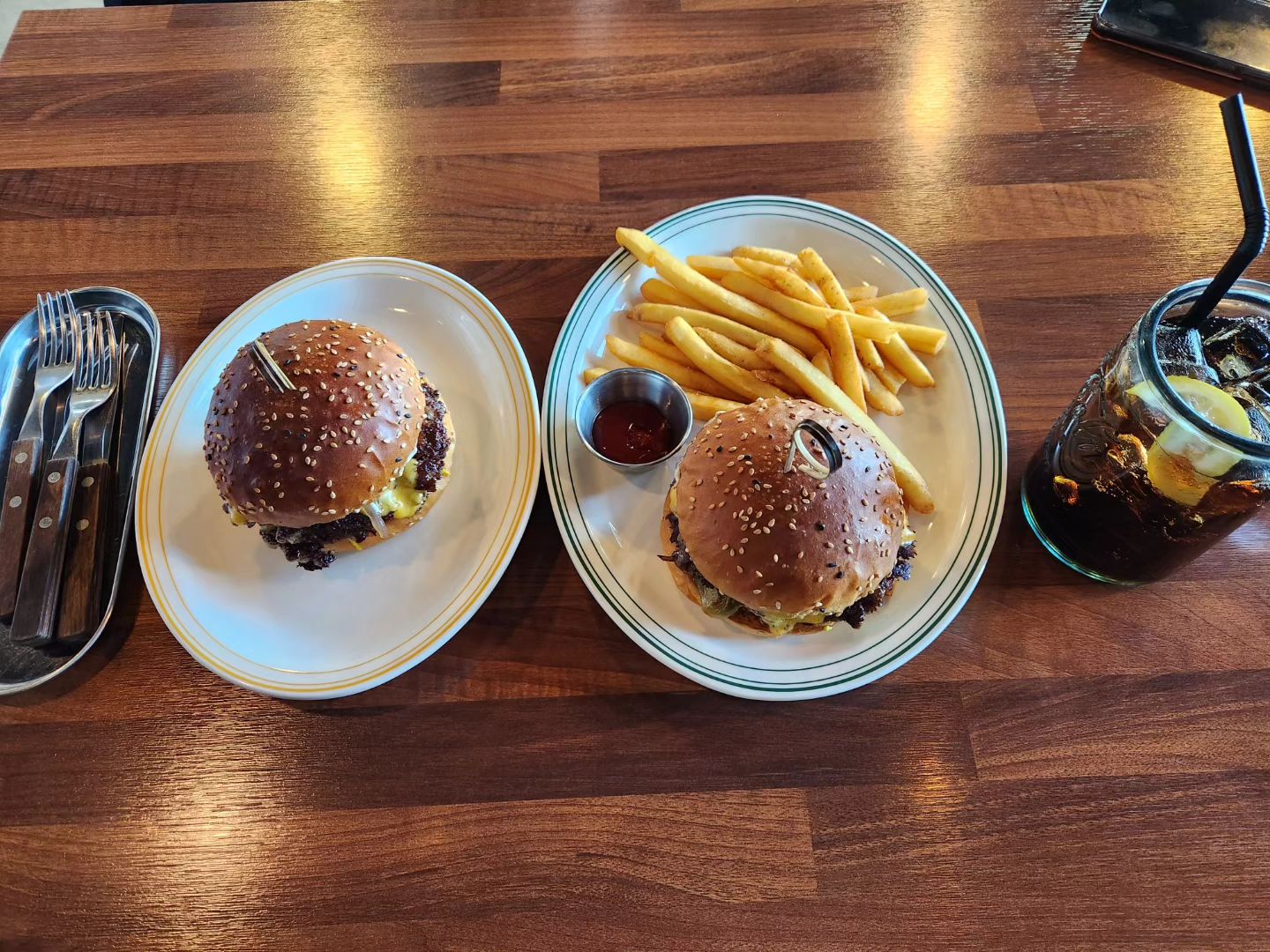 .
3.1절 아침!
급 수제 버거가 먹고 싶어서 점심은 
집앞 수제 버거집으로 갔어요.
올만에 먹으니 맛나네요😆
다 먹고 동네 산책좀 할랬는데 바람이 
넘 불고 추워서 빠르게 포기ㅋㅋ
날씨 머선 일이쥬?
급 추워진 날씨, 감기 조심하세요🫶

그리고 마지막으로...
.
#대한독립만세🇰🇷 #삼일절 
#외식 #수제버거 #감자튀김 
#와동버거 #살찌는맛🐷
#옥이동이 #옥동부부 #부부스타그램
#달달한럽스타그램을가장한
#얼굴다팔려서이혼은안돼프로젝트
#더얼굴팔리게 
. 
#선팔하면맞팔가요
#소통환영 #팔로우반사 #맞팔선팔환영
#しんこんふうふ #新婚夫婦