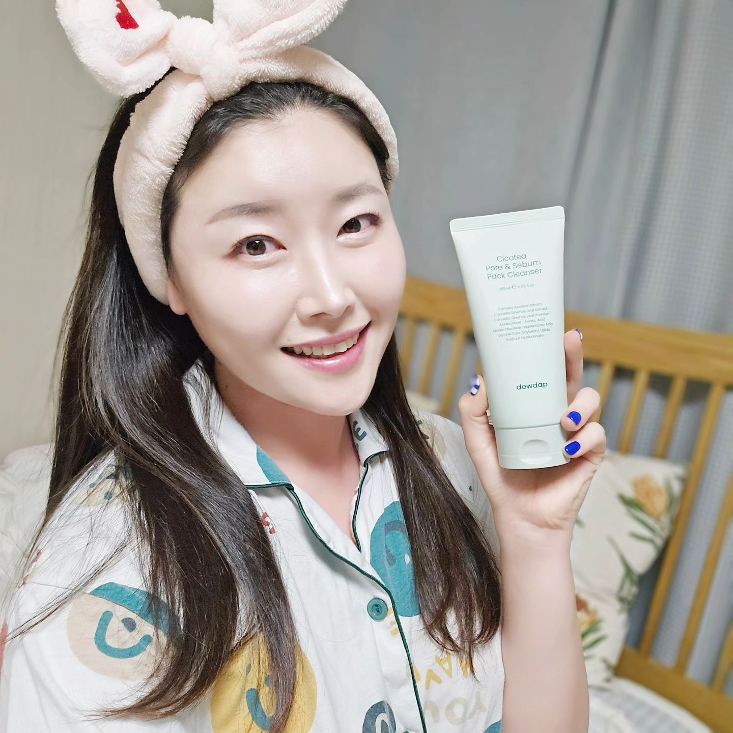 #협찬

메이크업 한번에 클렌징 되는 
비건 브랜드 #듀댑 '시카티 모공 피지 팩 클렌저' 소개할게요.

팩과 클렌징을 한번에 할 수 있어서 넘 편해요.
메이크업 1차 클렌징 없이 팩 클렌저 바르고 몇분 후 물 묻혀 롤링해주면 부드럽게 거품이 생기면서 피부 노폐물 말끔이 세정해준답니다!

쫀쫀한 제형이라 콧볼 사이 노폐물도 쏙 빼줘요!
늦은 시간 피곤할때 요거 하나로 팩+폼 다 되니 넘 간편해요!

약산성이라 세안 후에도 자극 없고, 당김이 없어서 피부가 편하니까 자꾸 손이 가네요!

dewdap_offical
#폼클렌징 #클렌징폼 #약산성폼클렌징 #폼클렌징추천 #약산성폼클렌징추천 #남자폼클렌징 #블랙헤드클렌징폼 #지성클렌징폼 #클렌징팩 #모공클렌징폼 #폼클렌져 #저자극클렌징폼 #약산성클렌징폼 #모공클렌저