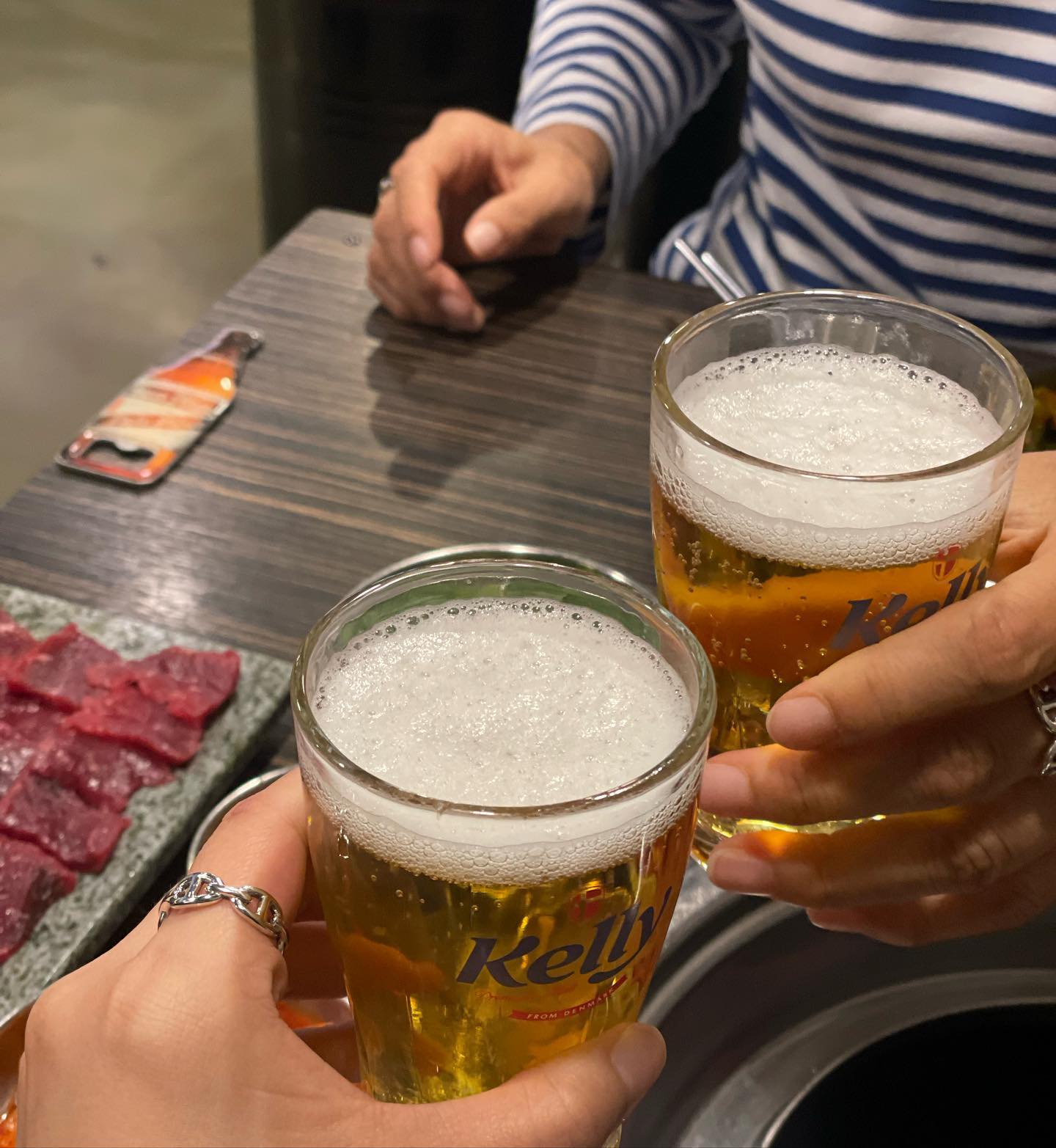 나보다 더 젊어보이는 
꼼떼 입고 오신 순남이모랑 데이트
1차 소고기 #등심팩토리 시작으로
2차, 3차까지 풀코스로 데이트한 날

이모 선물 감사합니다🧡
이모랑 샹달 우정링 생겼어요💍