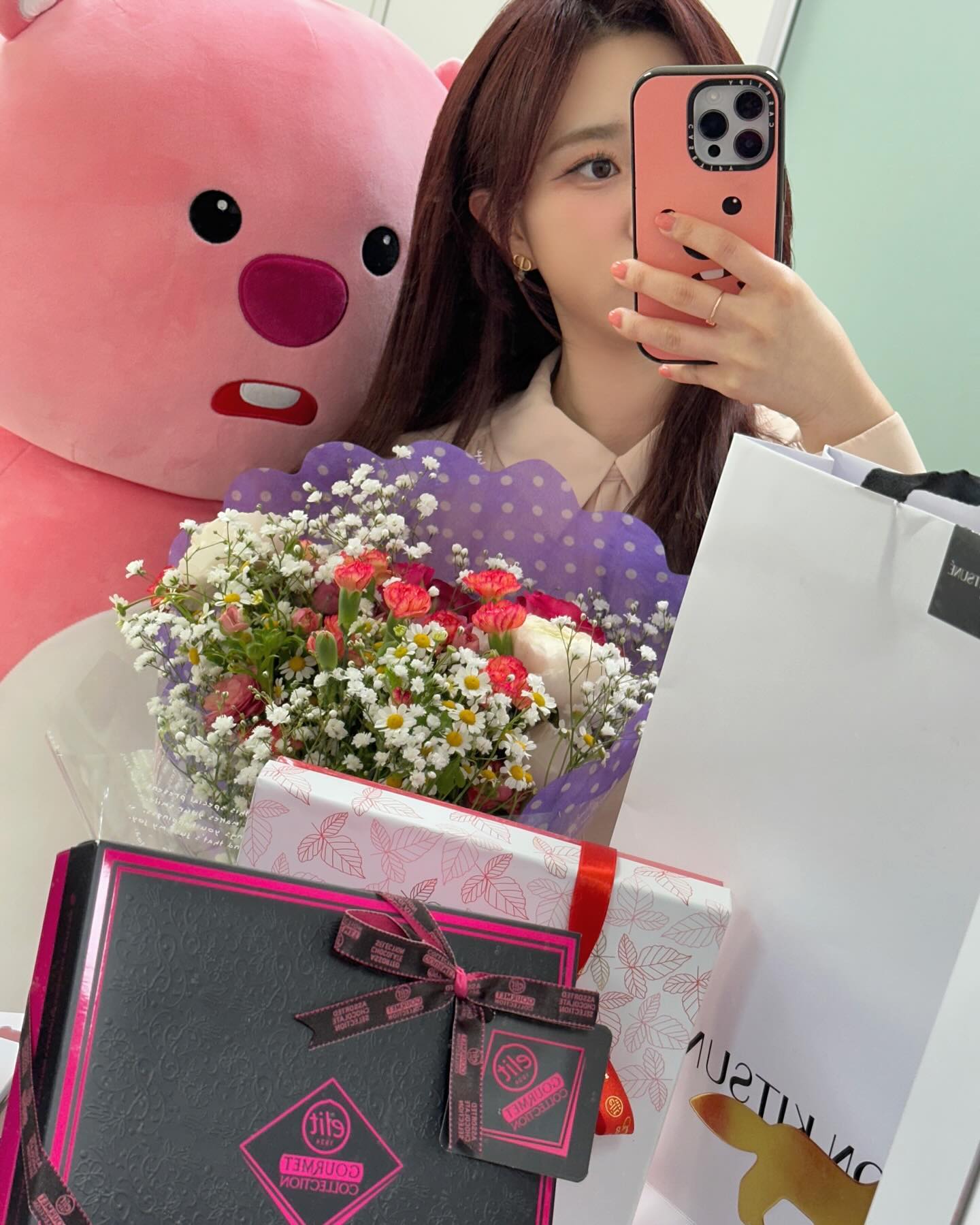 ⠀
바쁜 직장인의 틈새를 노린 스윗함 공격❤︎
뿌연 미세먼지는 아쉽지만 그래도 따스한 봄날,
우리 모두 달달한 하루 보내요ʚ◡̈ɞ #happywhiteday